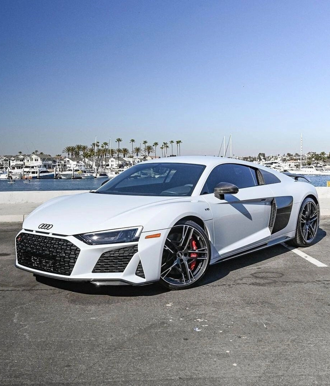 奥迪r8:跑车界的经典之作 奥迪r8是一款超级跑车,具有出色的性能和