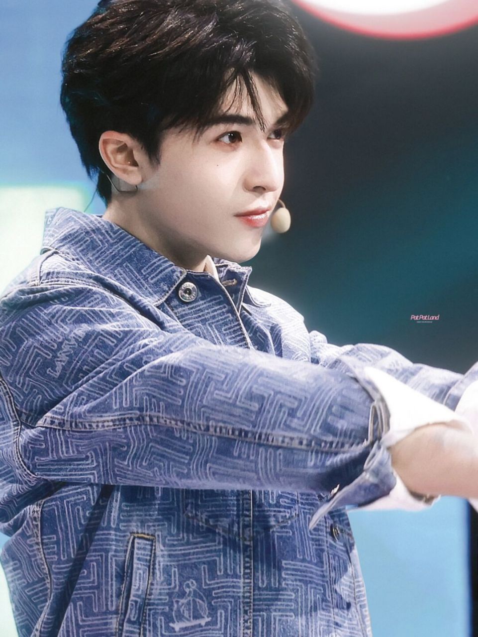 尹浩宇闪闪发光的少年 手链:dior 衣服:lanvin 图案印花翻领牛仔外套