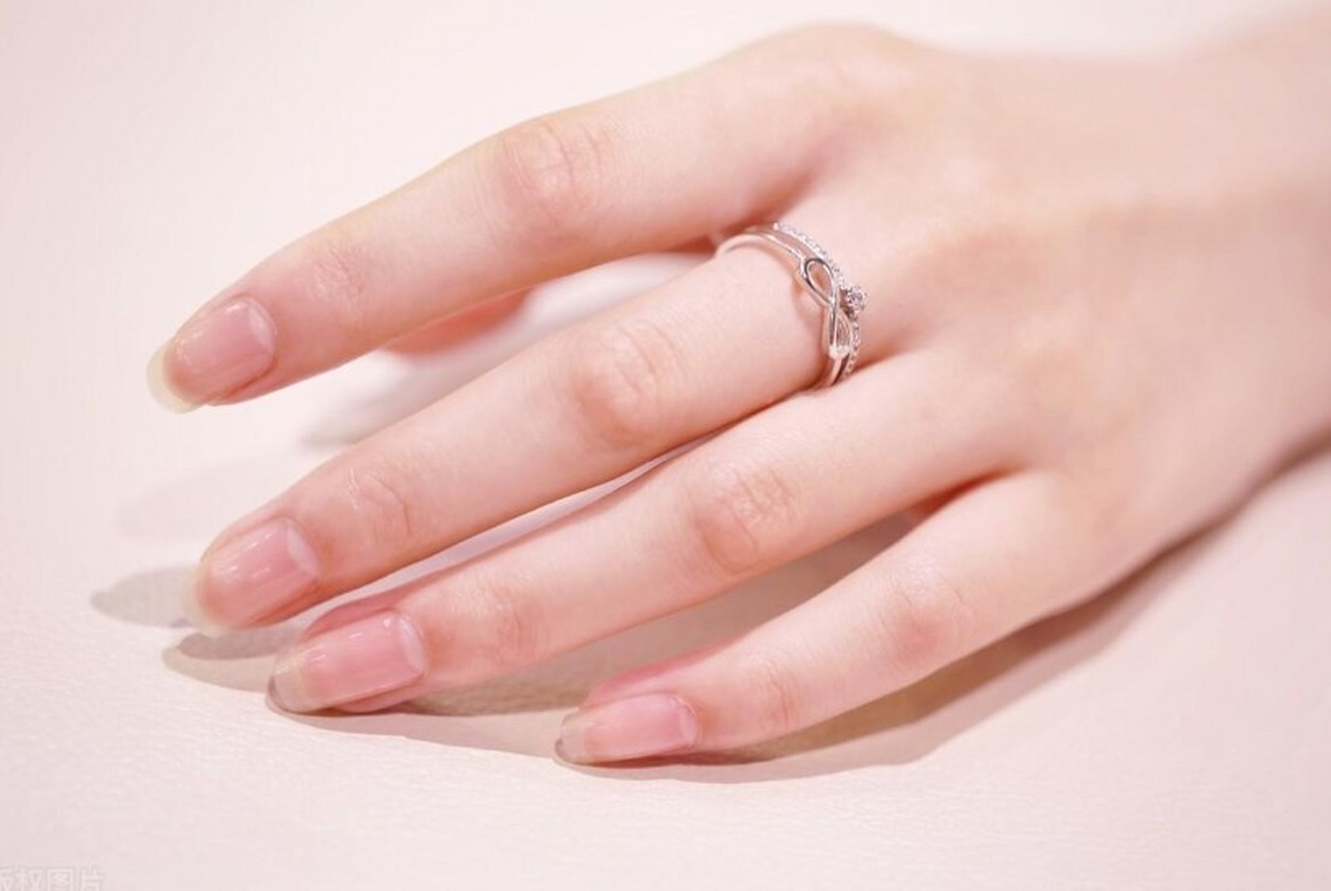 以下是手指戴戒指的一些常见含义:  左手小指:在一些文化中,左手小指