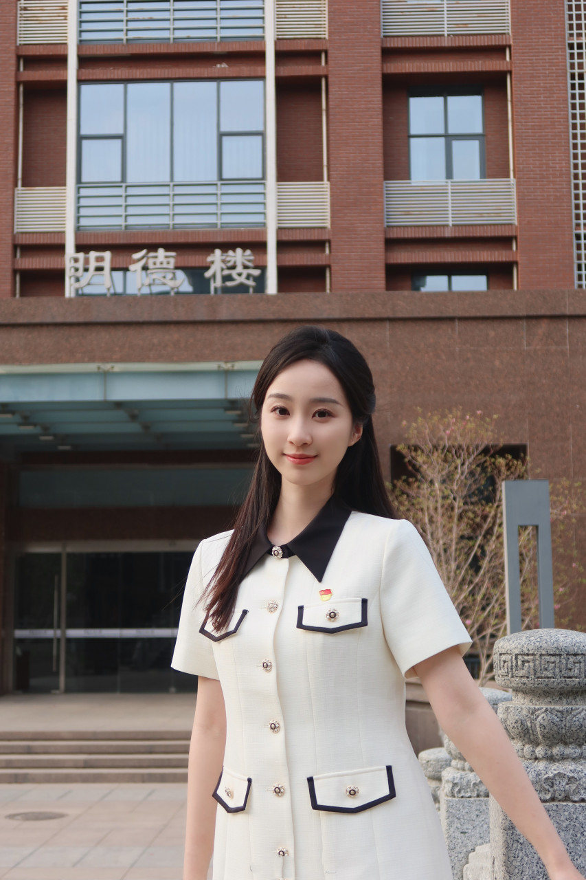 趁着花期和中传的白玉兰合影咯   女神沈倩