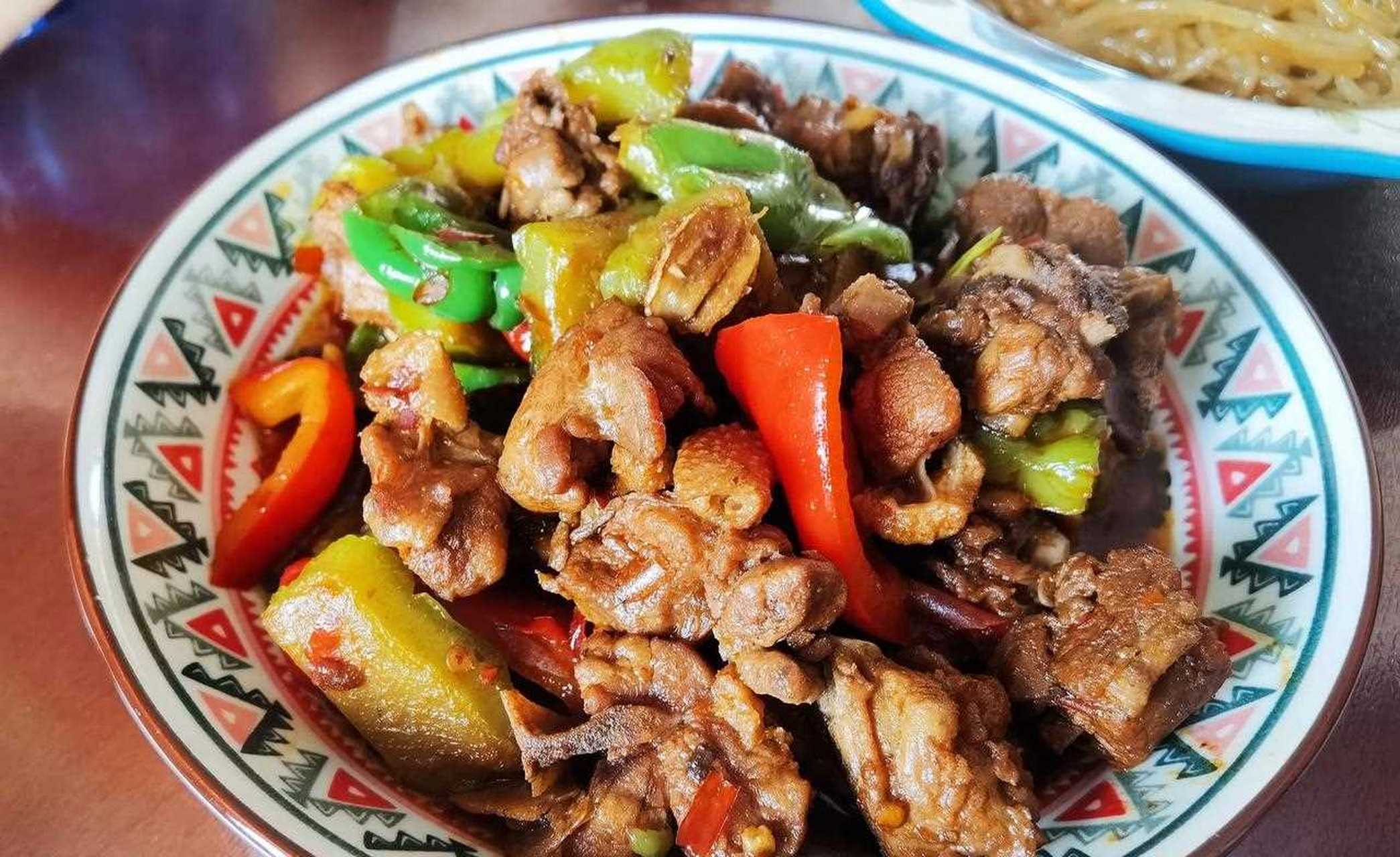 苦瓜烧鸭[freestyle] 双椒炝炒鹿茸菇[友军] 牛肉汤煮娃娃菜[浪] 主食