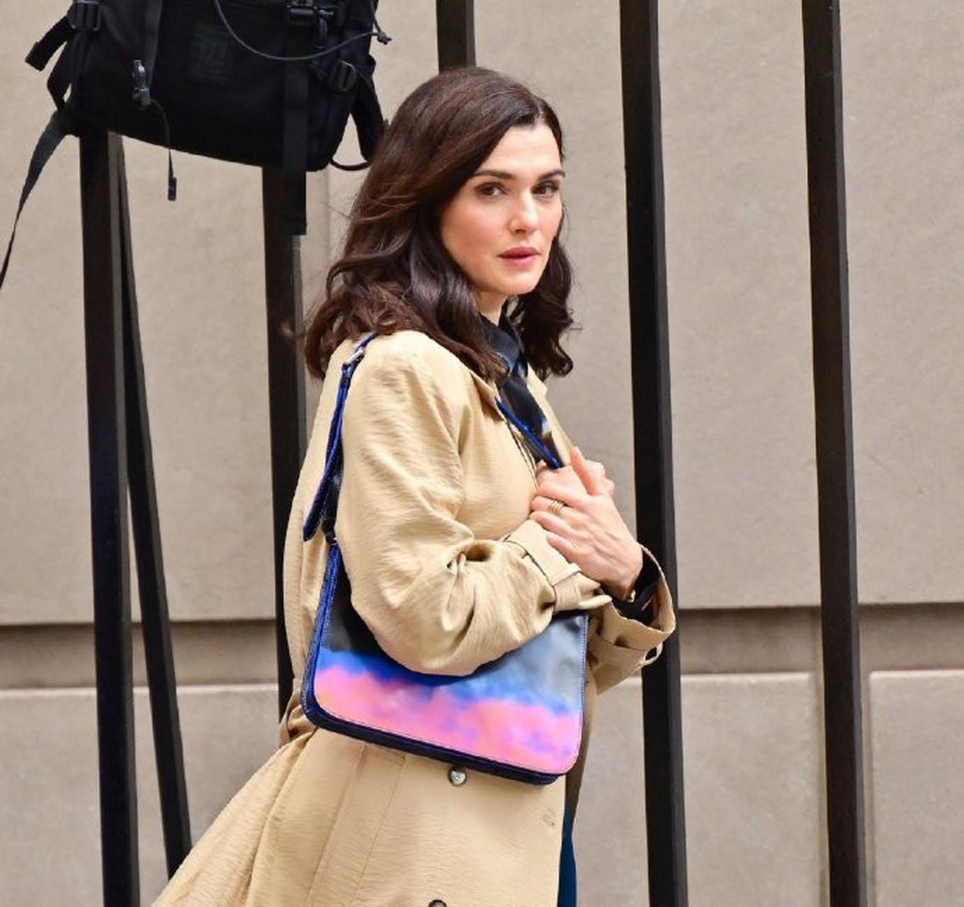 女人魅力# ,#欧美街拍# 《木乃伊》女主蕾切尔·薇姿身穿一款卡其色