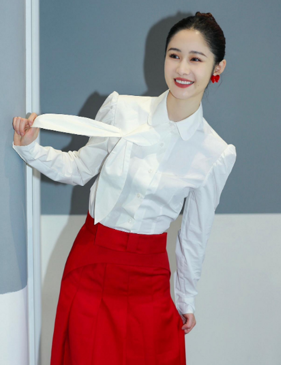 梁田一袭白色衬衣搭配红色长裙,优雅大气,美丽动人