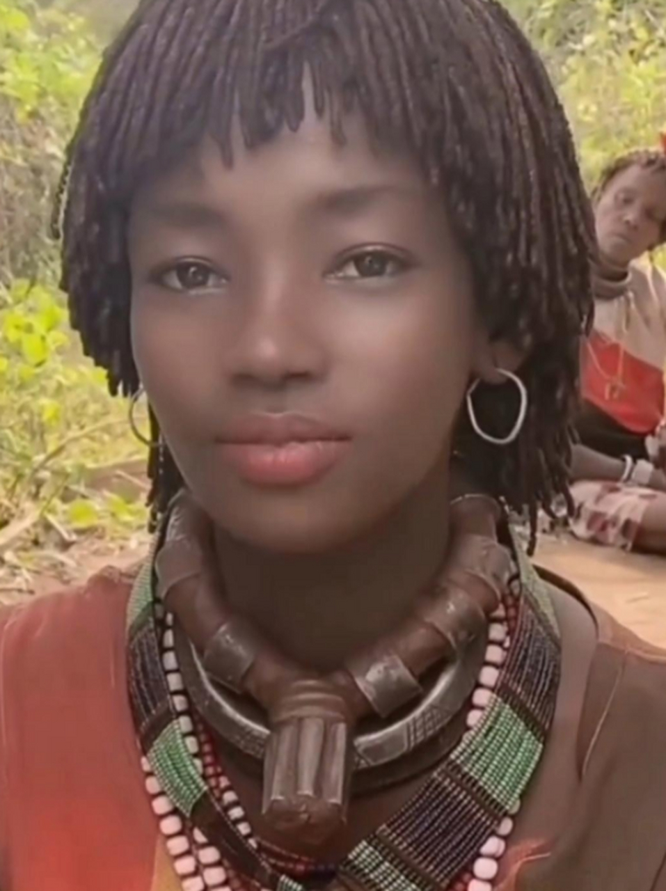 这是我见过非洲部落最美的美女,就是黑点,不过五官真是好看!