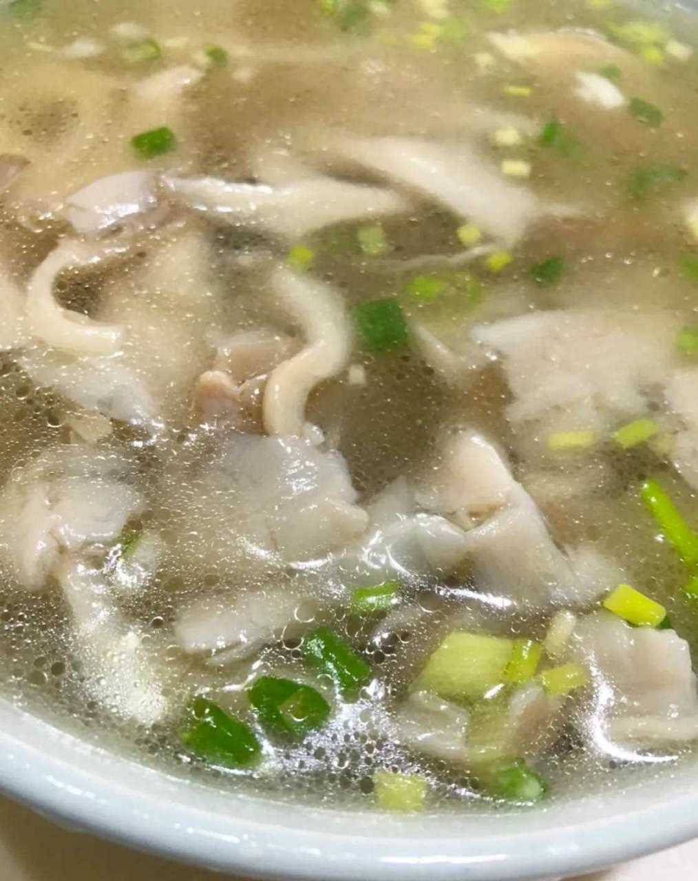 今天午餐很可口诶[悠闲] [比心]蘑菇瘦肉汤太好喝了,好喜欢喝,一下喝