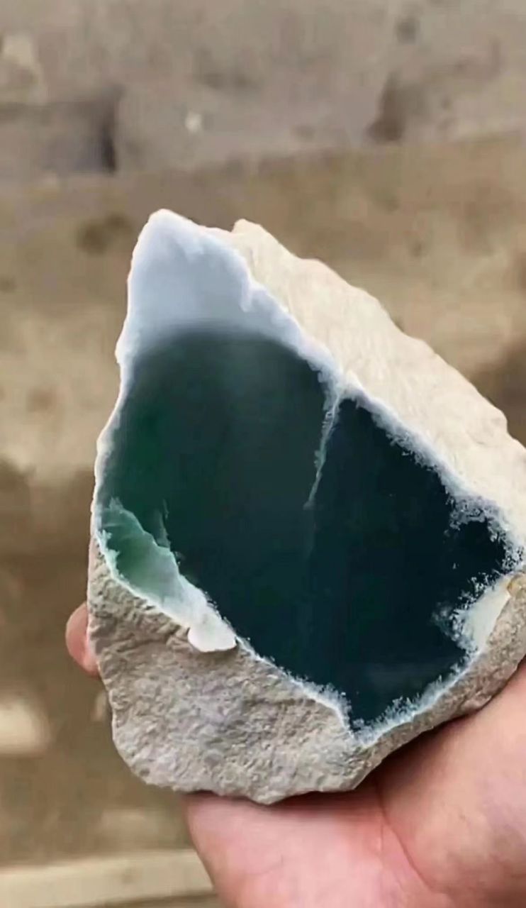 开玉石确实是运气,这一刀下去,三千万没了!