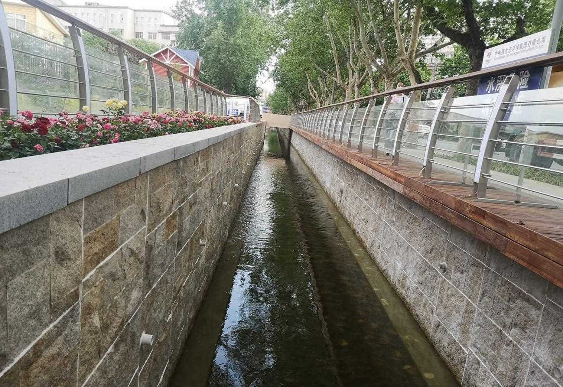 长安区皂河改造工程部分完工,皂河是流经长安区韦曲的一条河流,位于