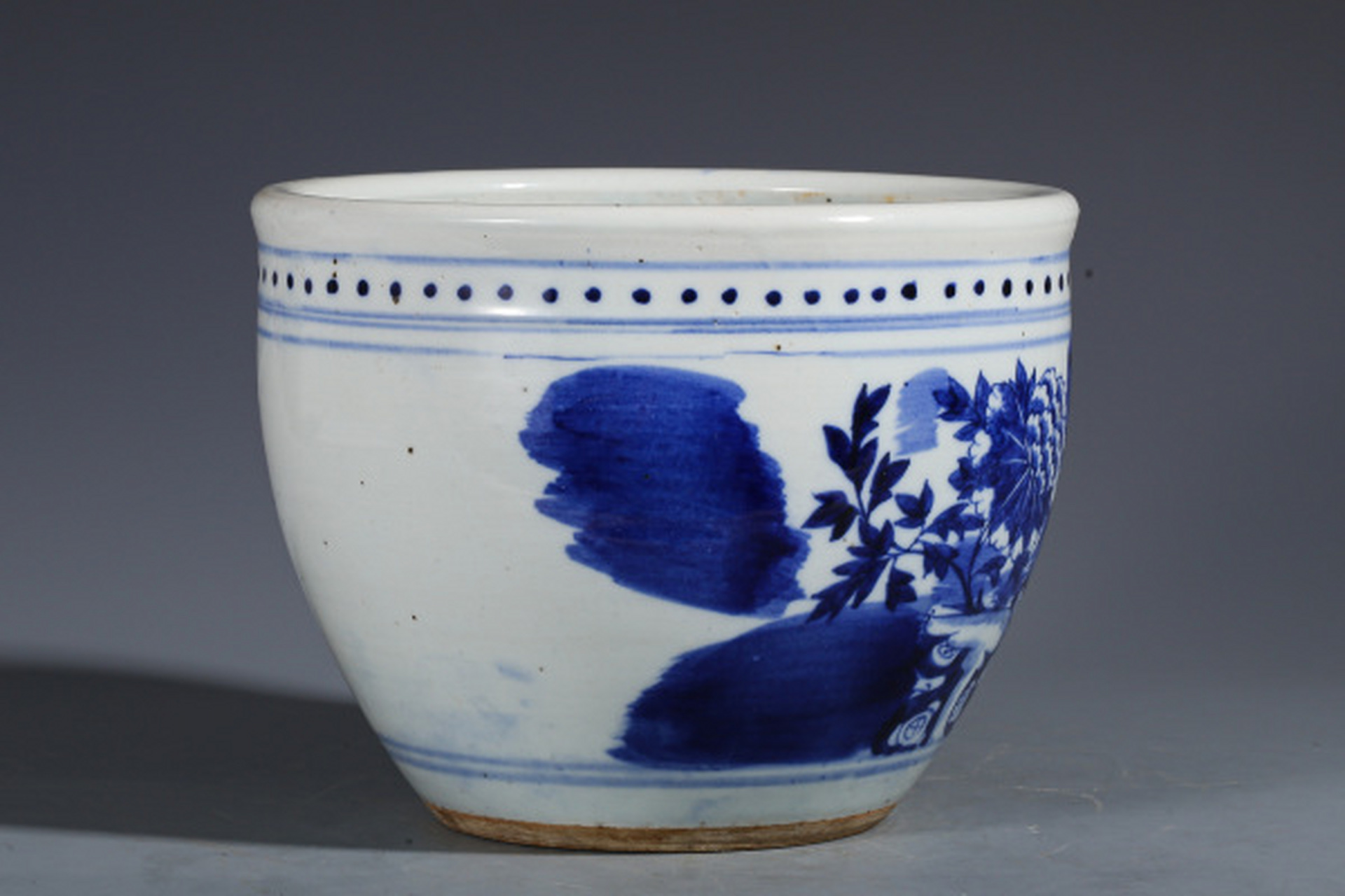 瓷器鉴赏# 此件清道光·青花孔雀牡丹纹卷缸,口径23cm,高18.