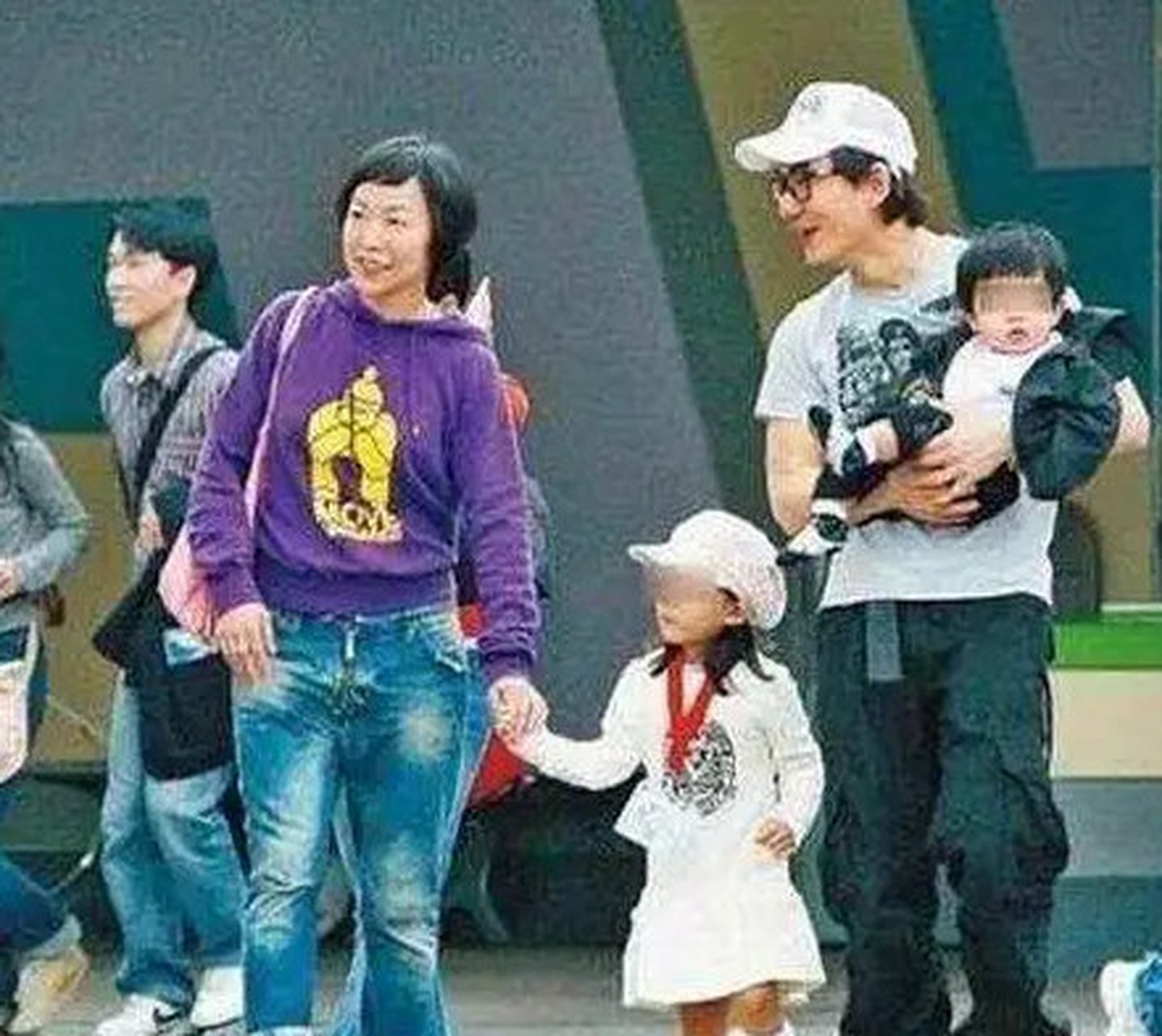 日前,有港媒拍到任贤齐和妻子陈则妤罕见合体现身浅水湾逛街买救生衣.