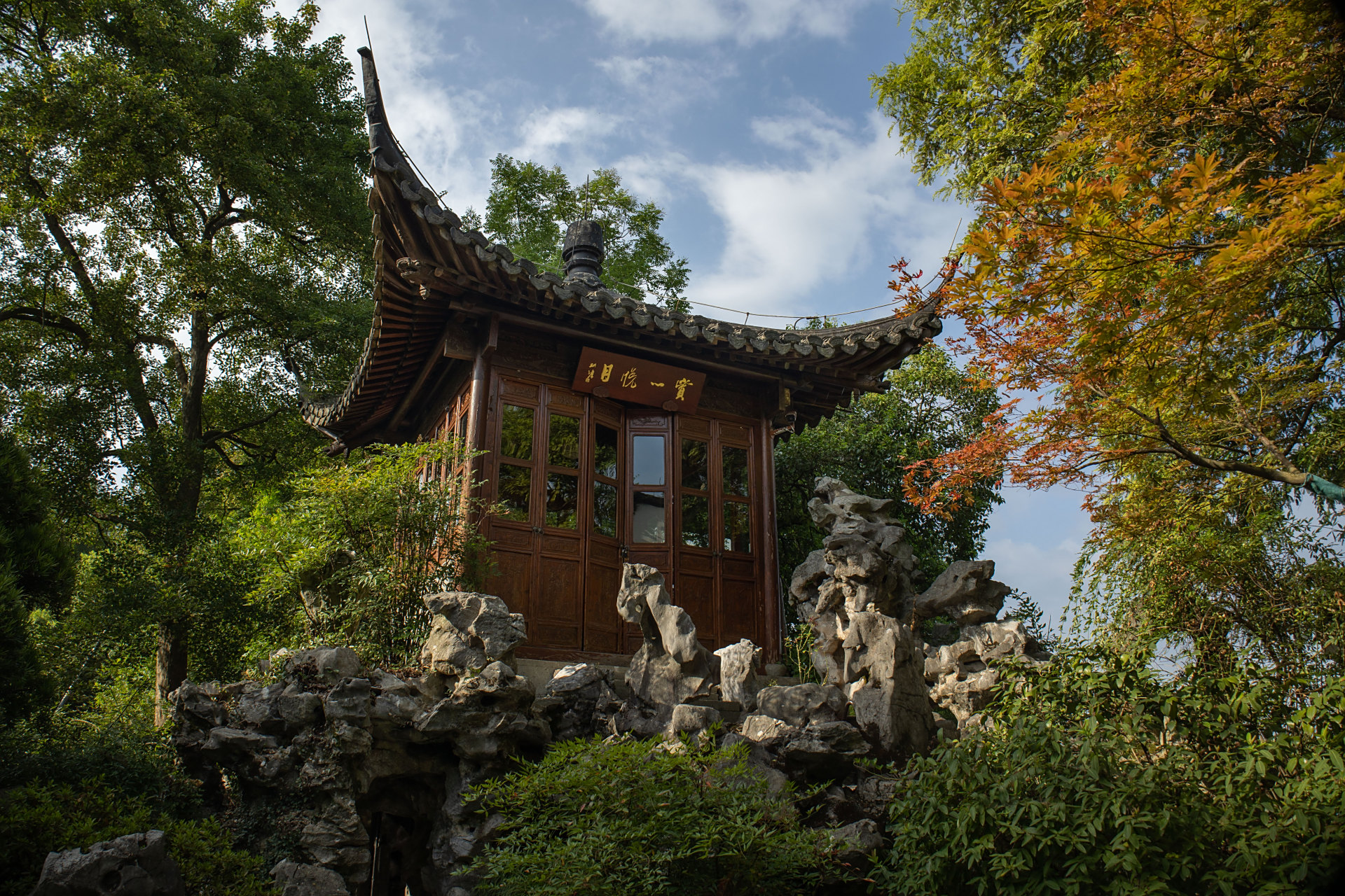 这是郭庄的景苏阁,也是整个郭庄最大的造型艺术——借景.
