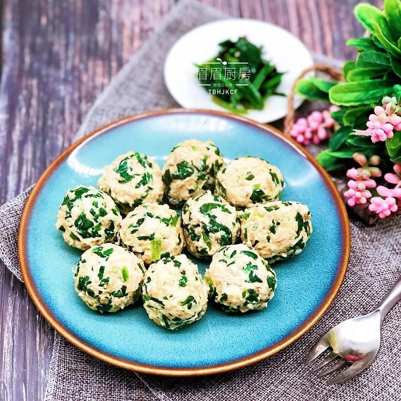菠菜鸡肉丸 减肥吃腻了柴而无味的鸡胸肉和淡如清水的水煮菜,超级想吃