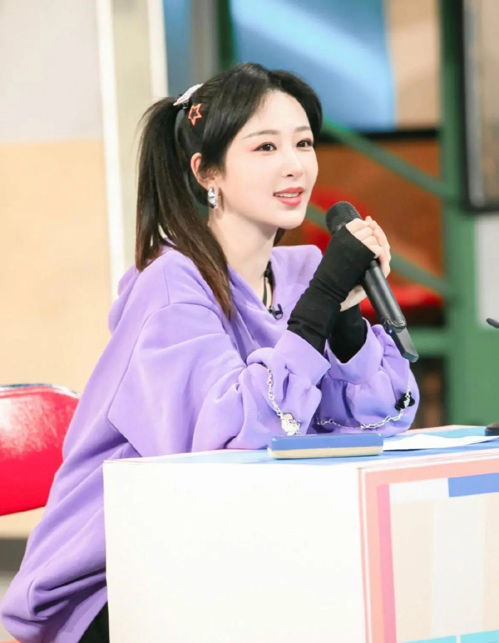 杨紫越来越美了,老气的"紫色",她穿上就很高级