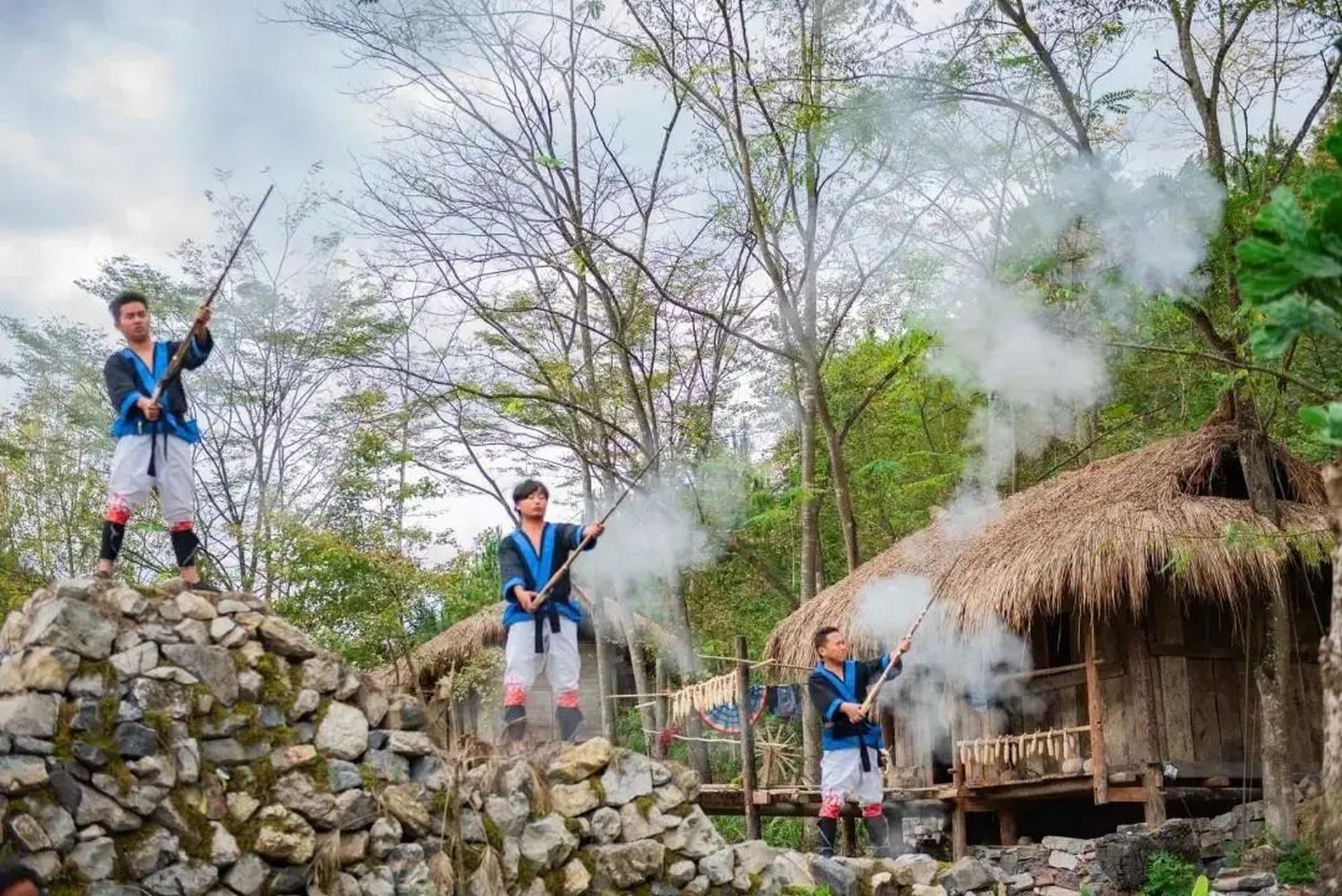 瑶山古寨,位于荔波县瑶山瑶族乡拉片村,菇类村境内,是中国最后持枪