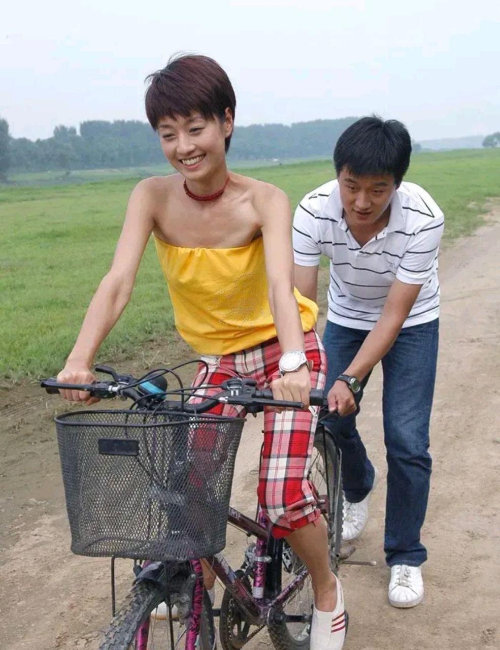 网友:年轻时的马伊琍和佟大为在学骑自行车,看到这样的场景也仿佛看到