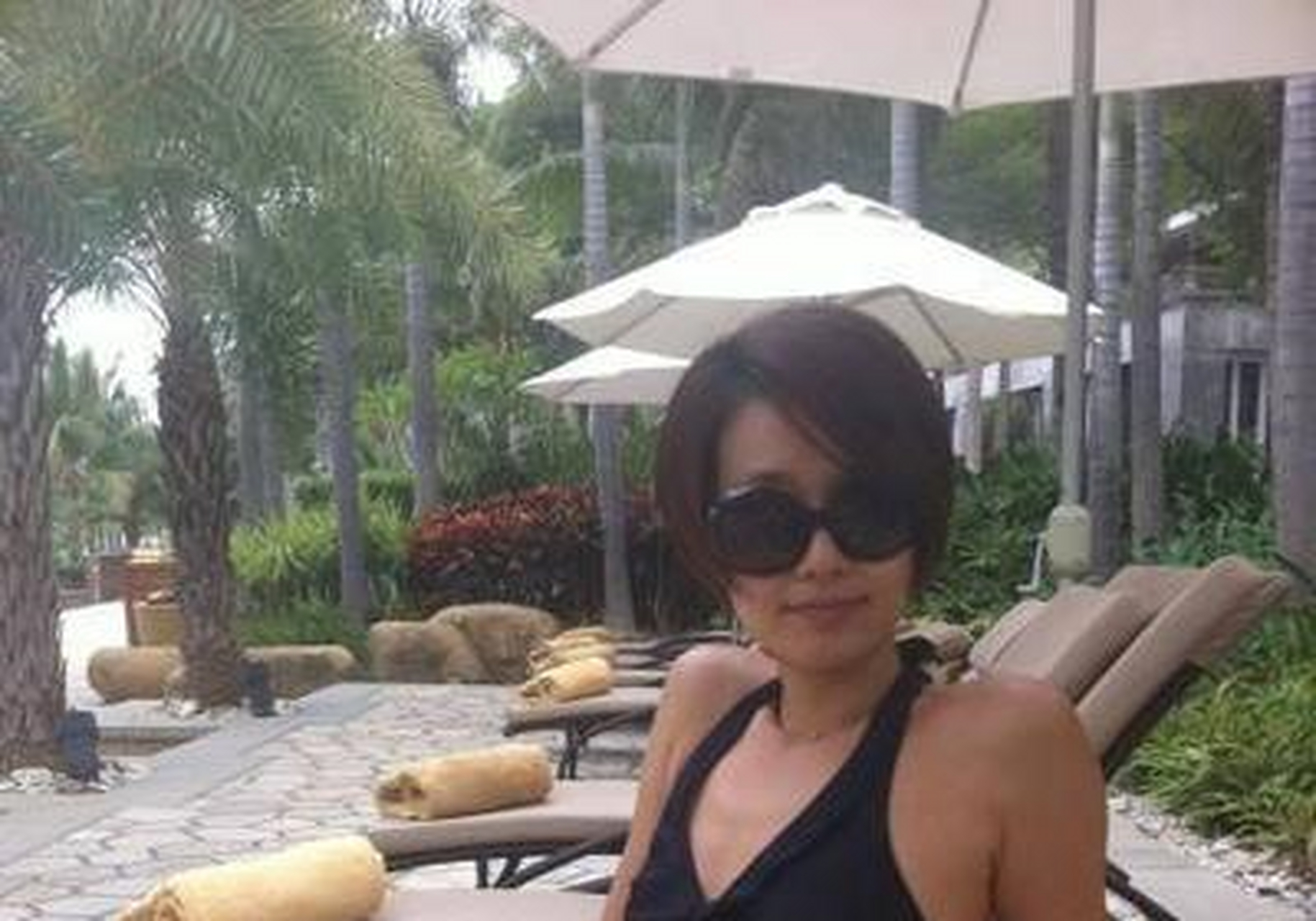 马伊琍真保守,穿连体泳装凹造型,身材平平果真无料可秀啊![no]