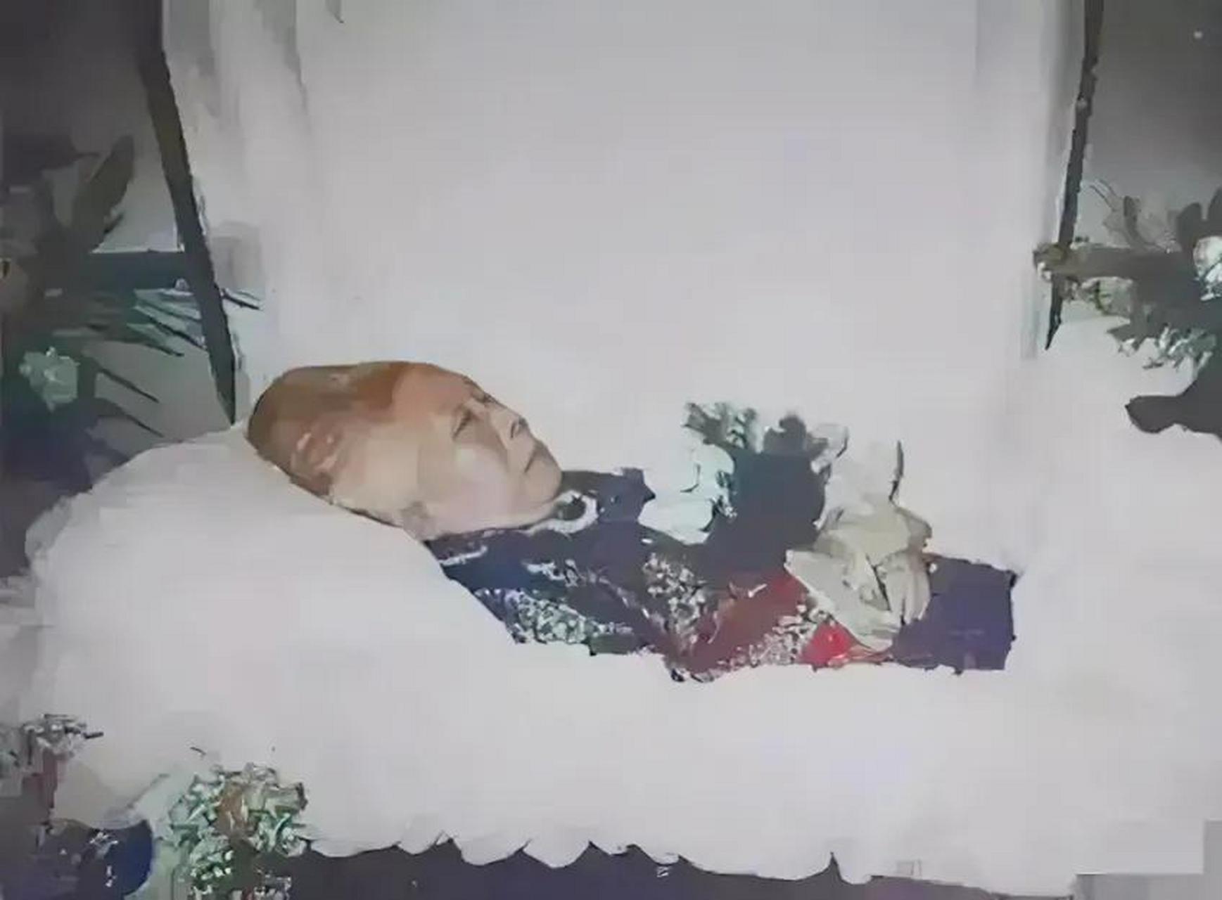 这张照片拍摄于1997年,是吴健雄病逝后的遗容照片,照片中的他躺在棺椁