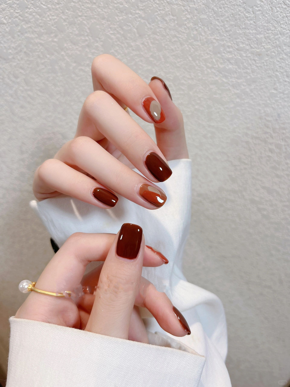 跳色涂鸦美甲   美拉德配色来啦 焦糖棕跳色 太适合秋天涂了吧