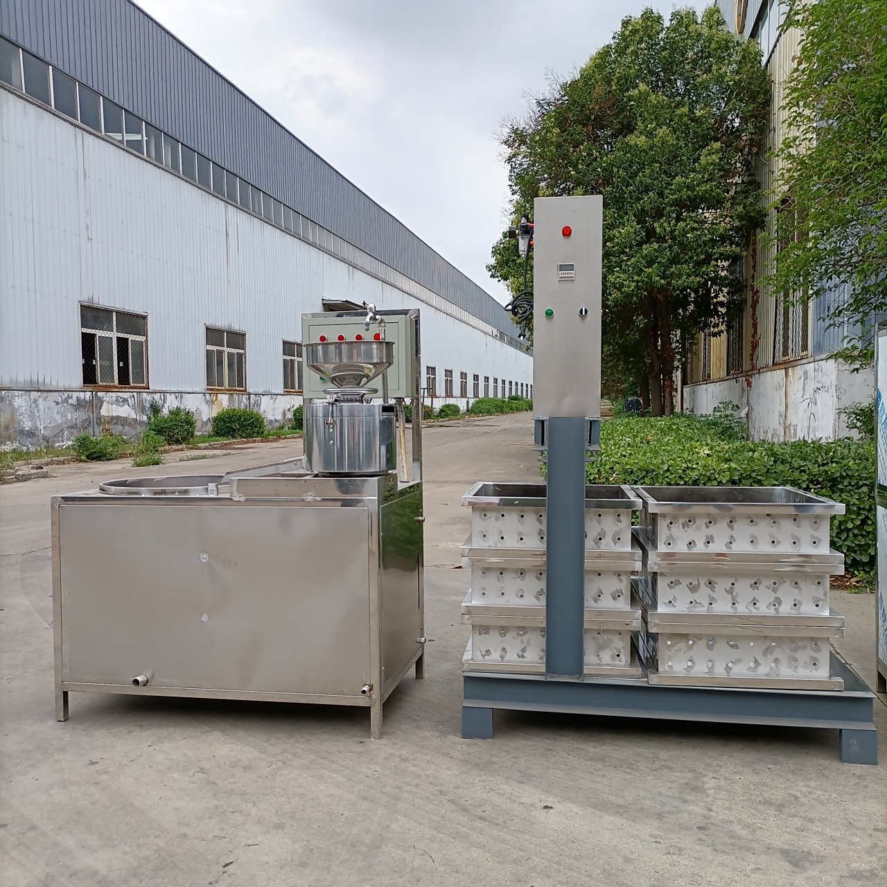 全自动豆干机采用全不锈钢制造,干净安全,整套设备包含全自动磨浆机