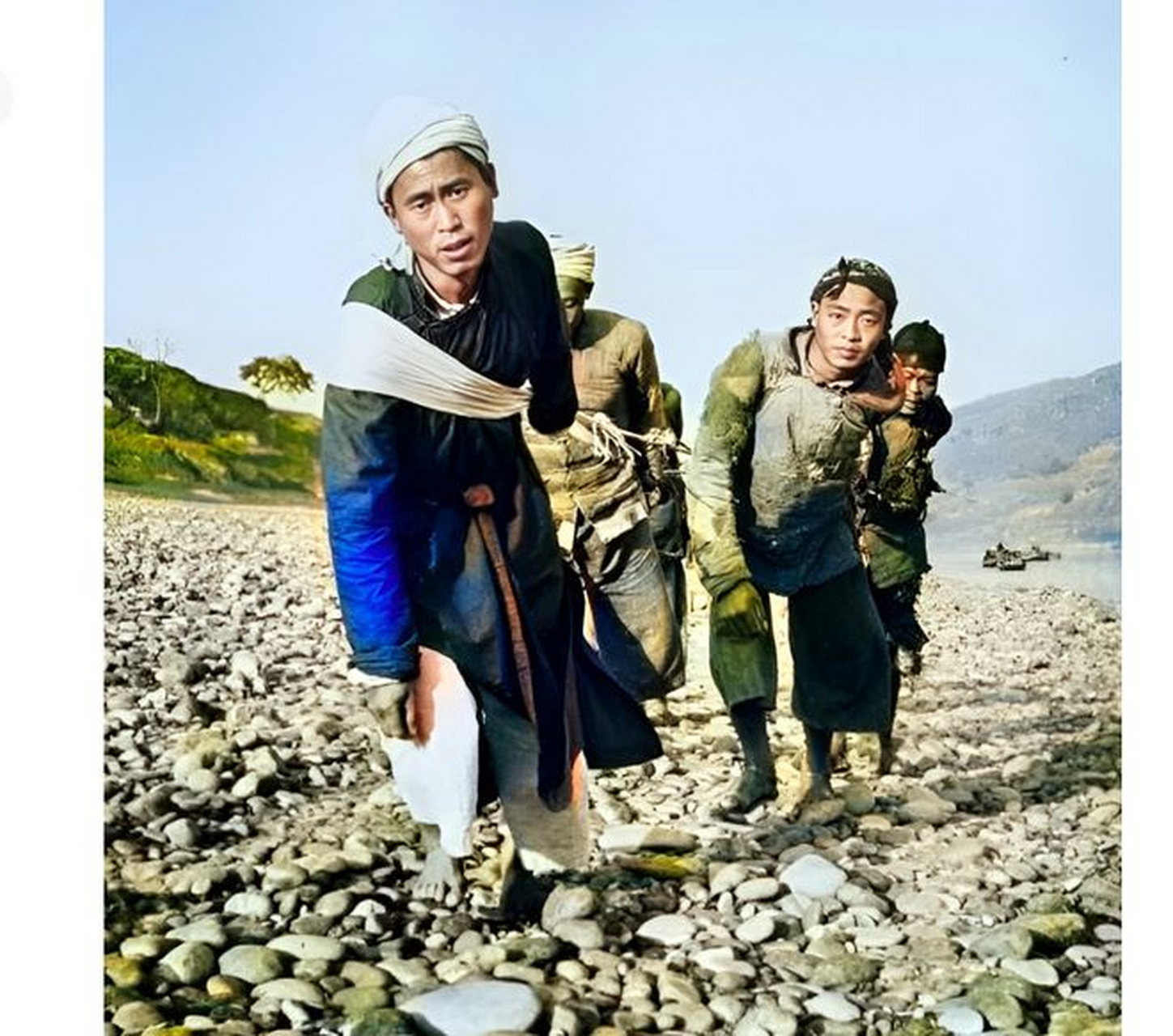 平时都是赤着上身,任凭风吹日晒.