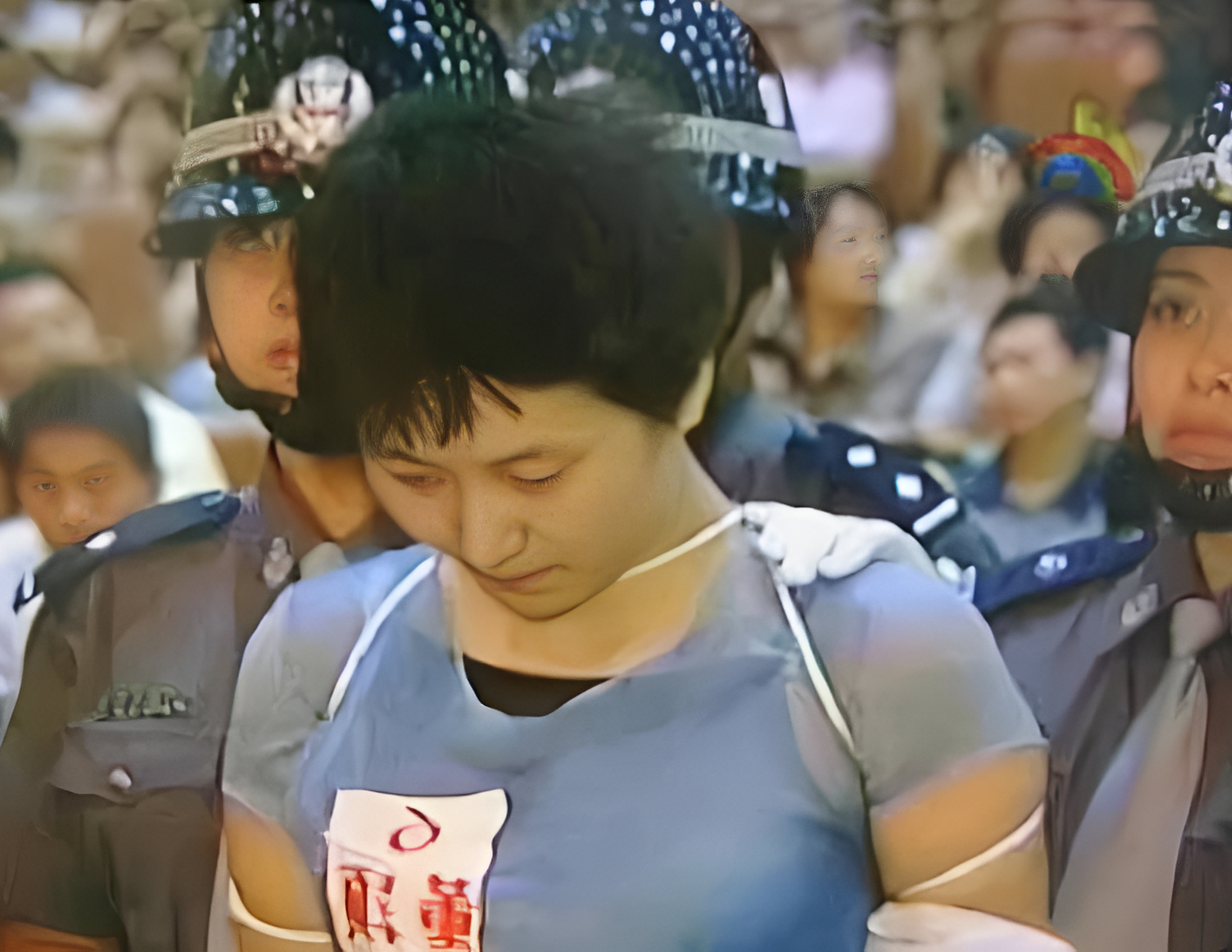 董颖出生于一个富足的家庭,从小就没缺过钱,平时喜欢大手大脚地