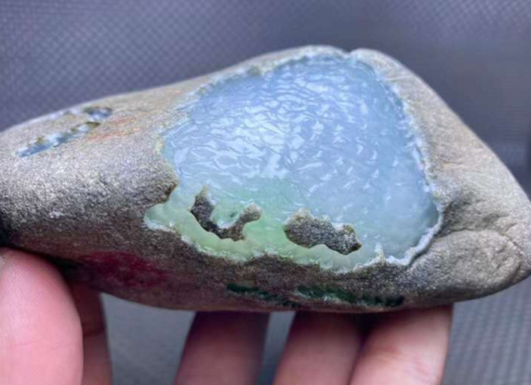 点击头像看直播##翡翠原石#后江开窗小精品,570克,底子纯净,胶感首沣