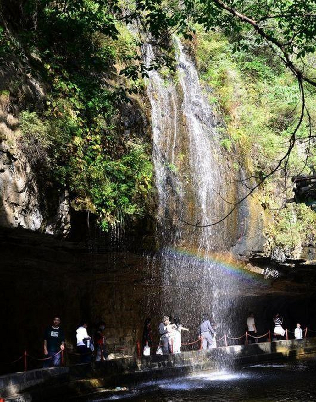 承德滴水岩景区,位于河北省承德市承德县下板城镇北衢村