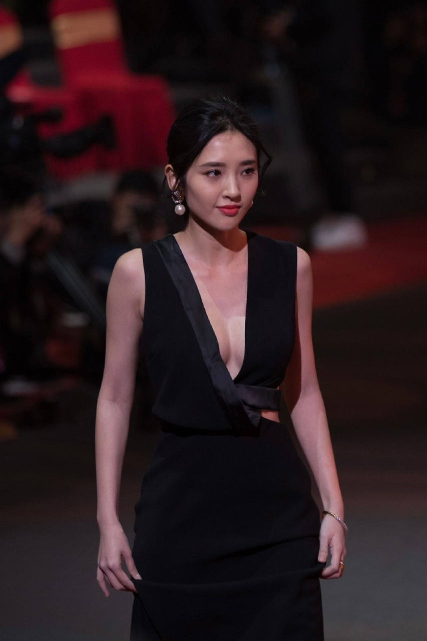 唐艺昕2017国剧盛典[鲜花]