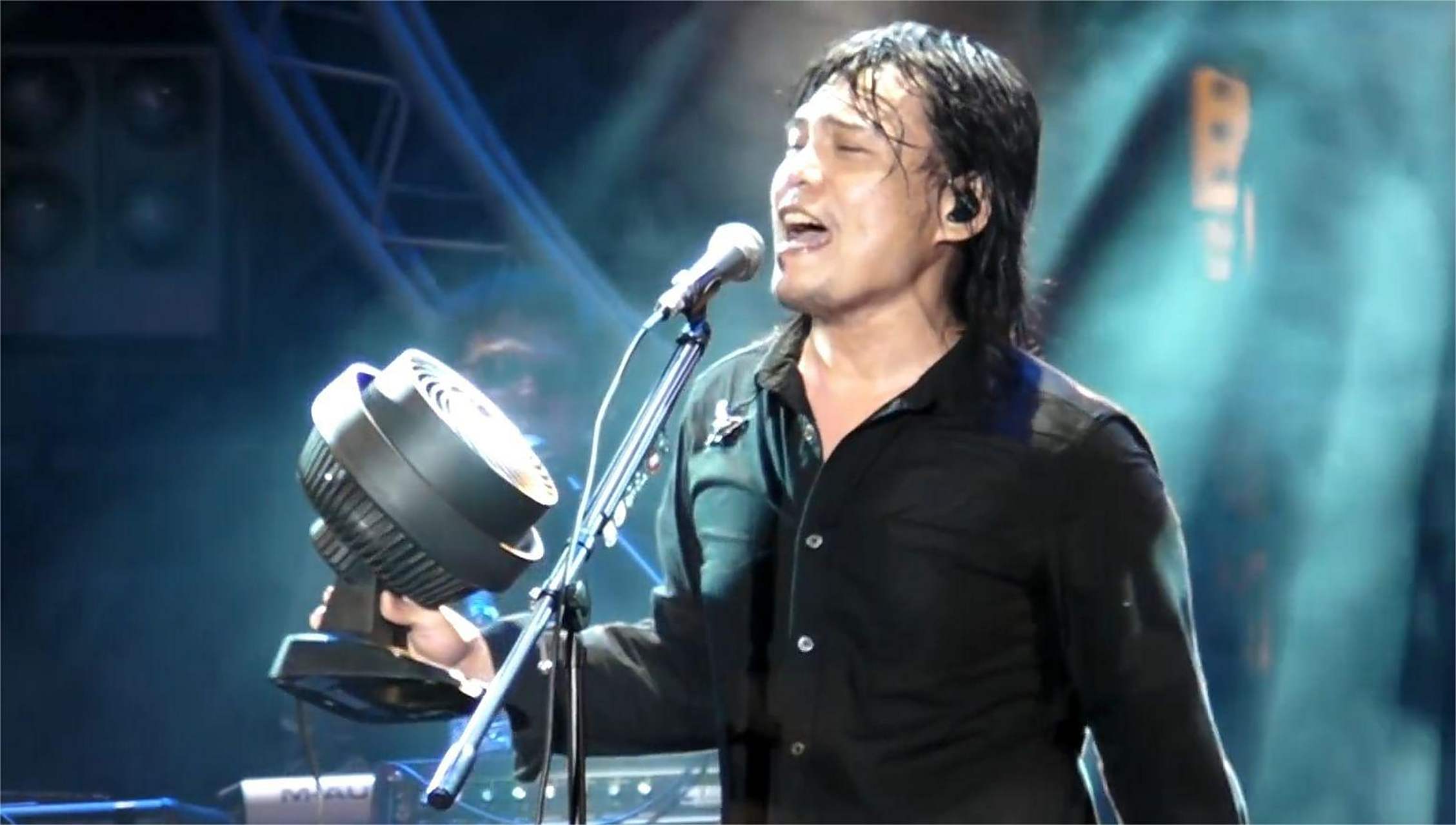 伍佰开演唱会:我要开演唱会了,我的歌你们都练会了吗?