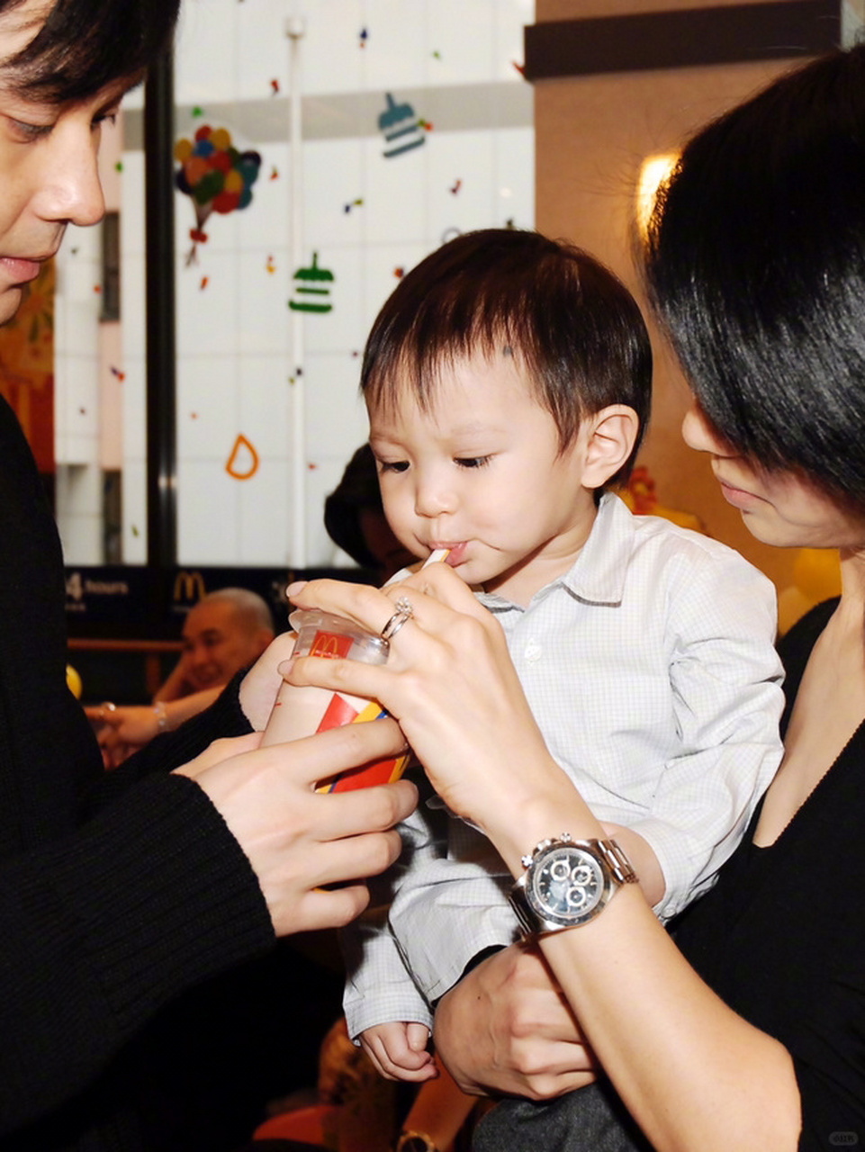 张智霖和袁咏仪儿子幼时照片曝光,小魔童太可爱啦!