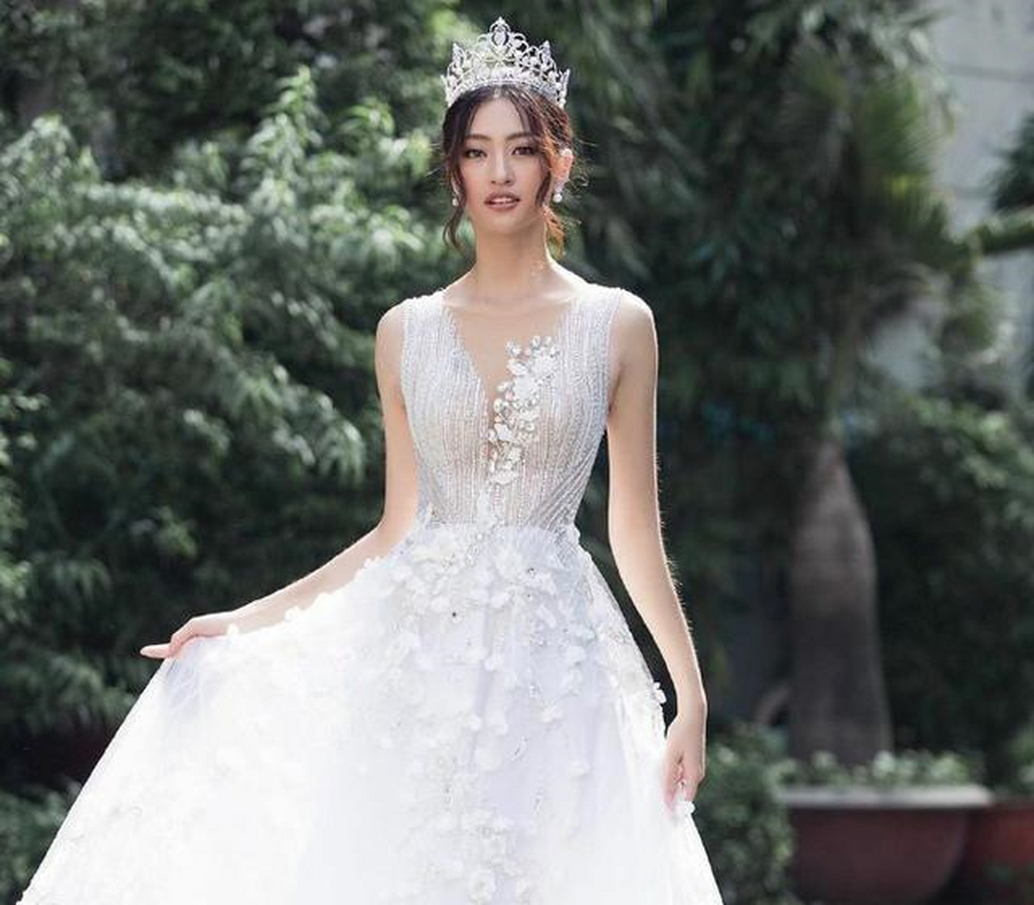 潮流时尚:2019年越南世界小姐梁垂玲,完美大长腿!