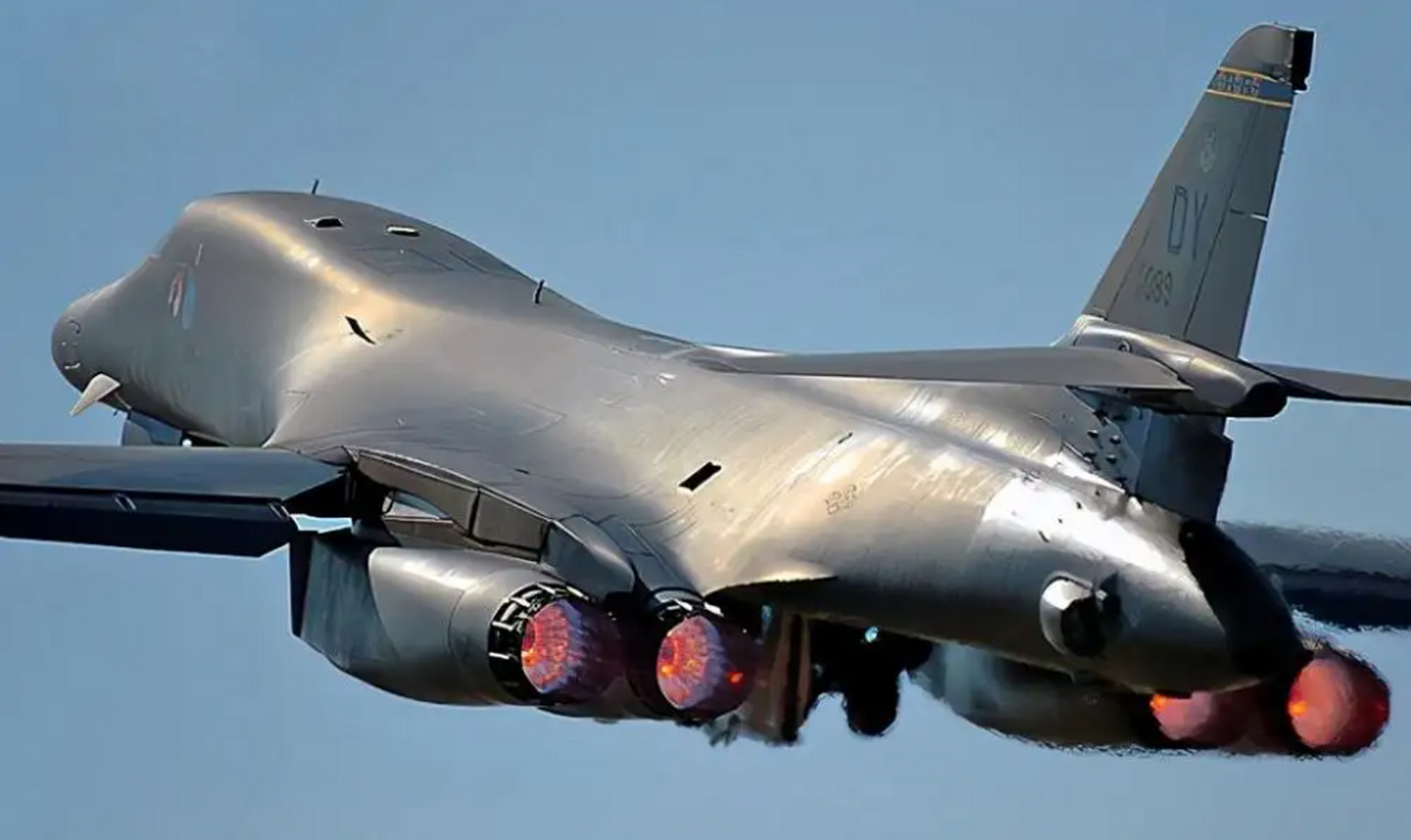 美日战机联合训练 2架b-1b轰炸机现身九州上空 日本防卫省统合幕僚监