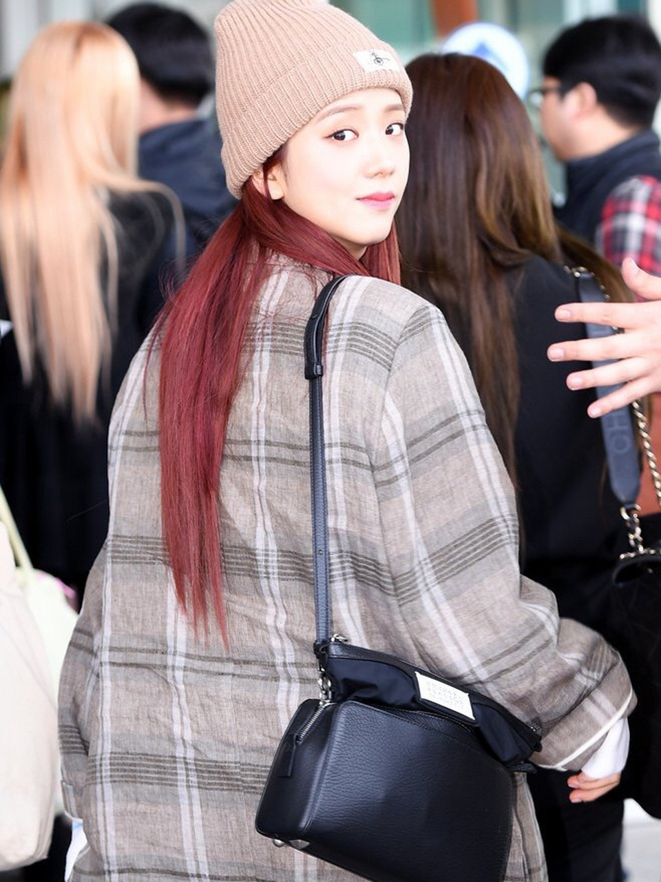 jisoo日常私服穿搭分享 外套|moia 帽子|薇薇安·魏斯伍德 vivienne