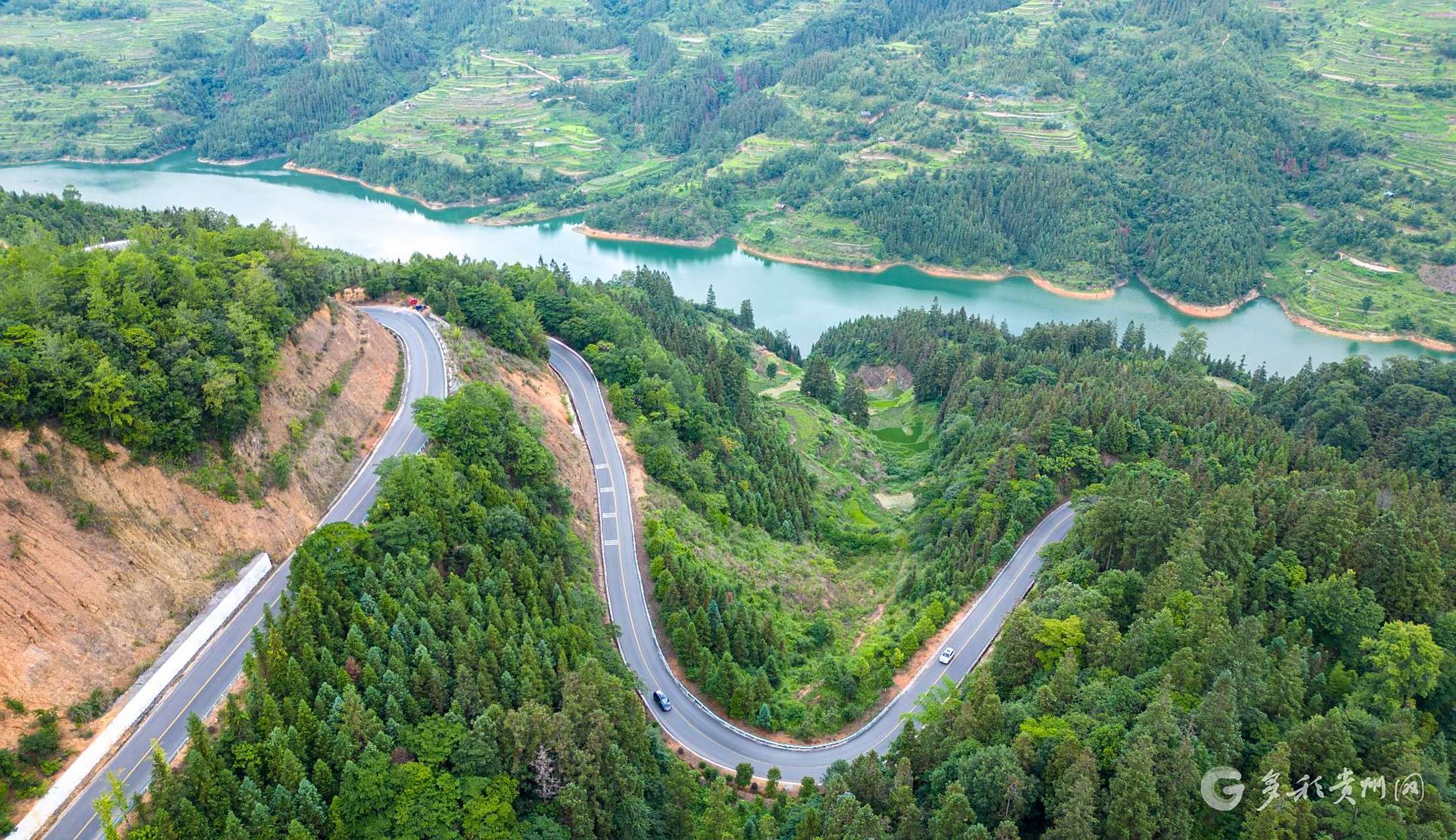 盛夏时节,黔东南州从江县谷坪乡银潭村境内的乡村公路在青山绿水中