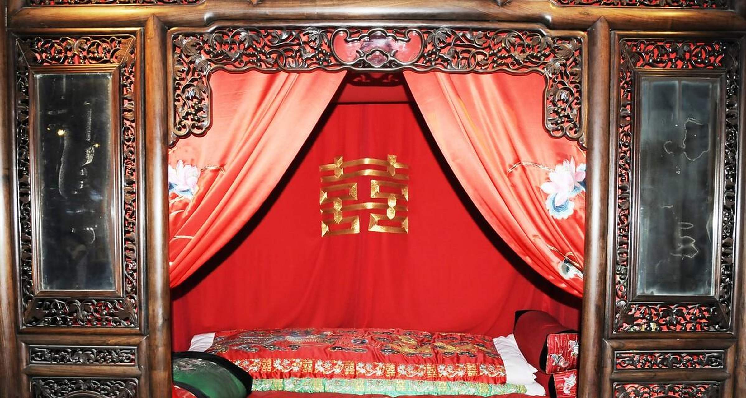 新娘子貌美如花,新郎却跳河自尽,新婚之日喜事变丧事