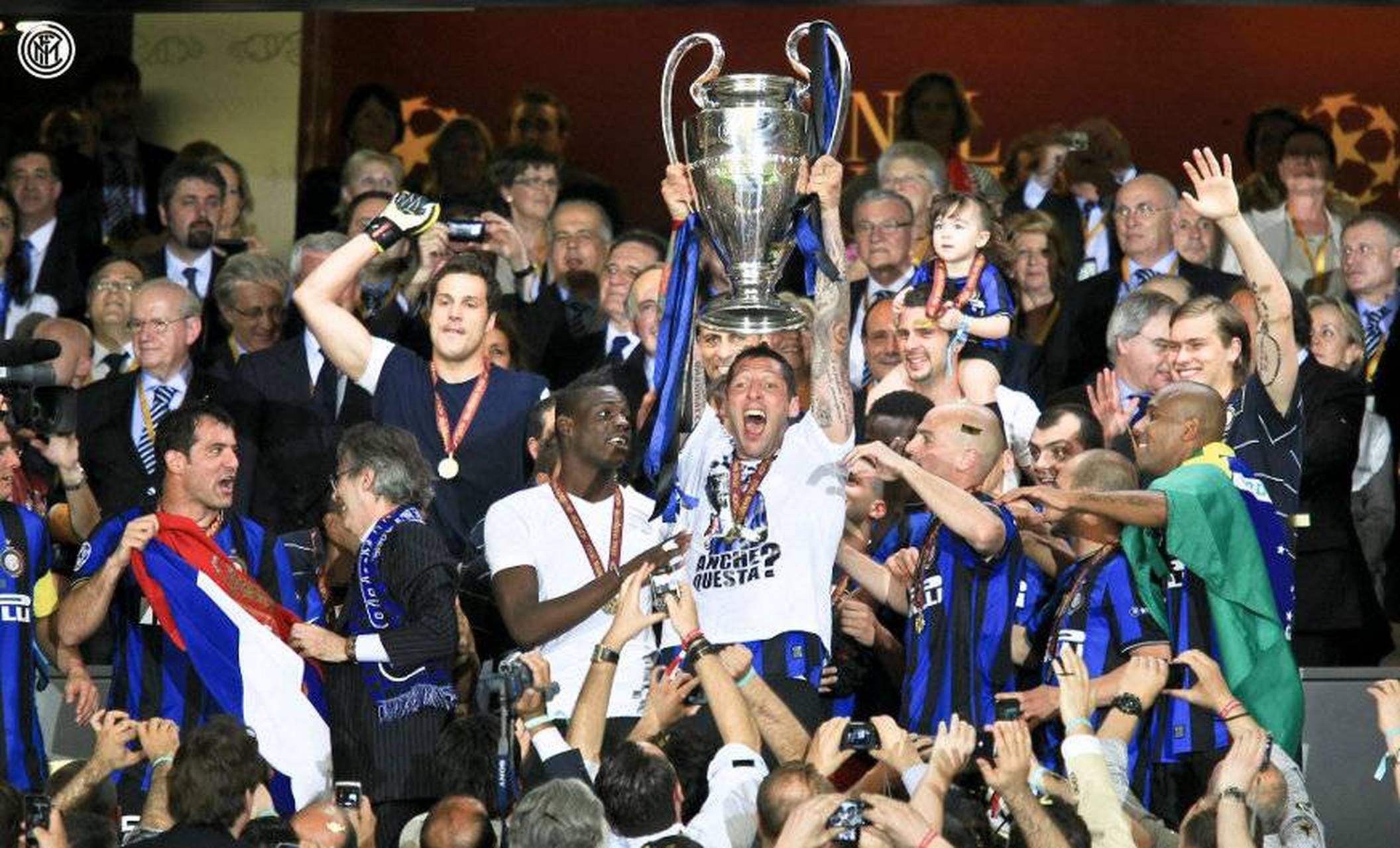 欧冠决赛最后时刻,马特拉齐替补出场.