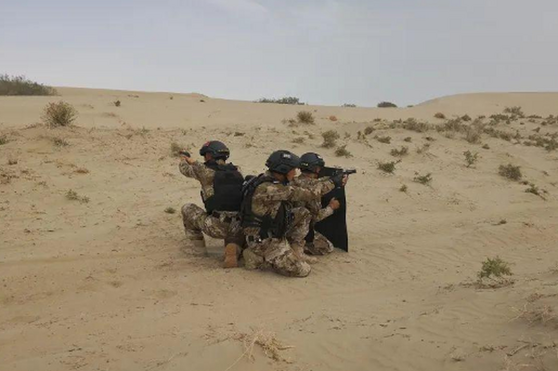 尉犁县公安局特警大队组织开展沙漠野外拉练专项练兵活动.