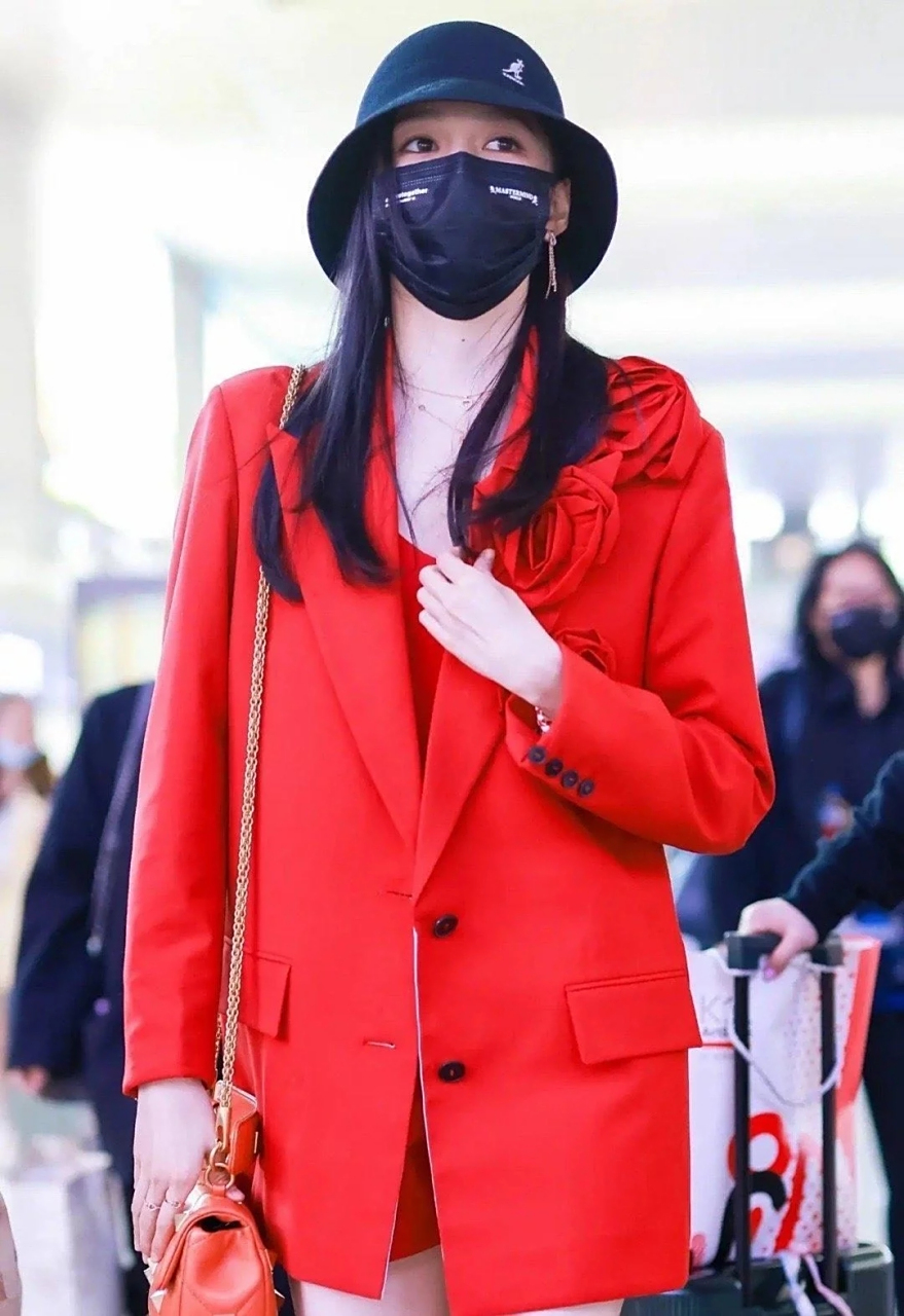 我又关晓彤气质惊艳了!红黑搭配经典又高级时髦,鹿晗眼光真好