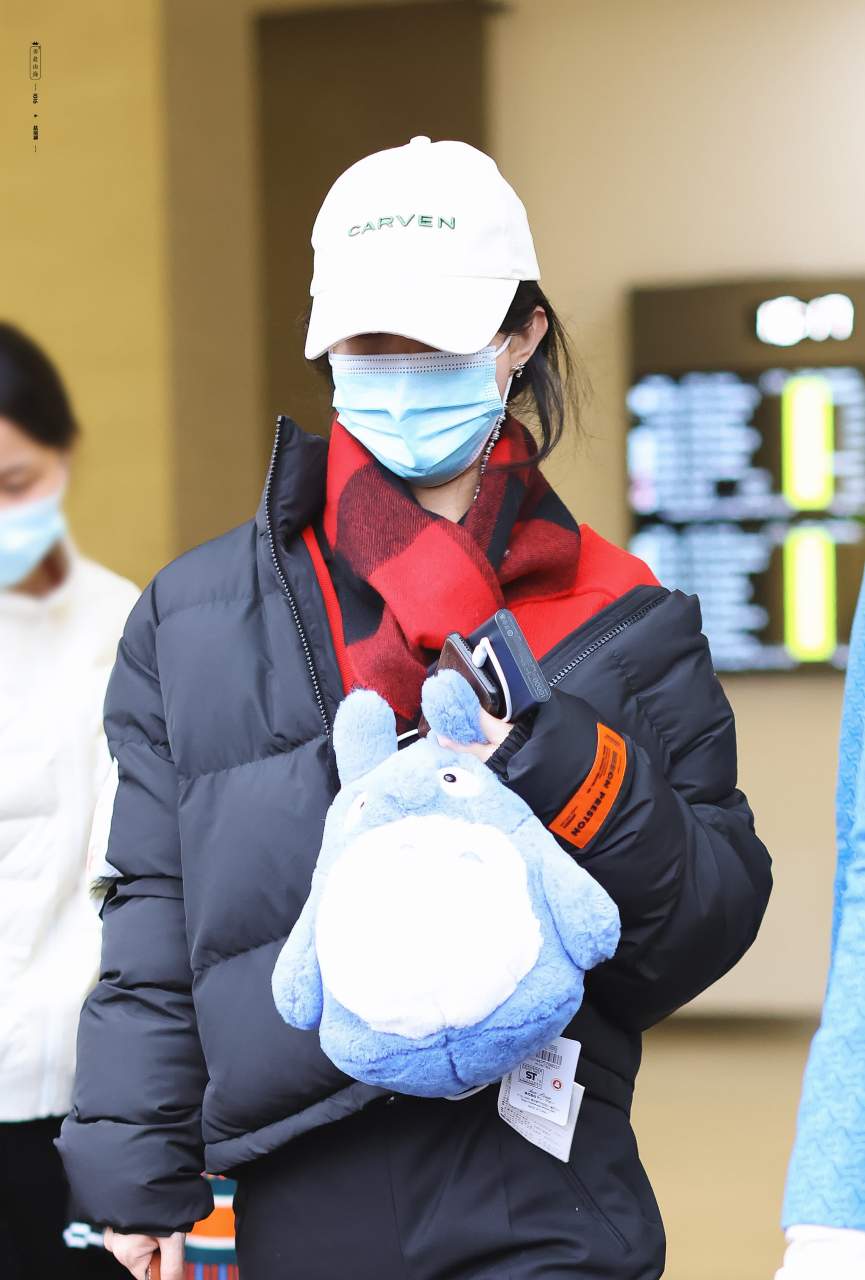 2022年1月22日    昨天赵丽颖机场的#私服#穿搭:    身穿黑色短款羽绒