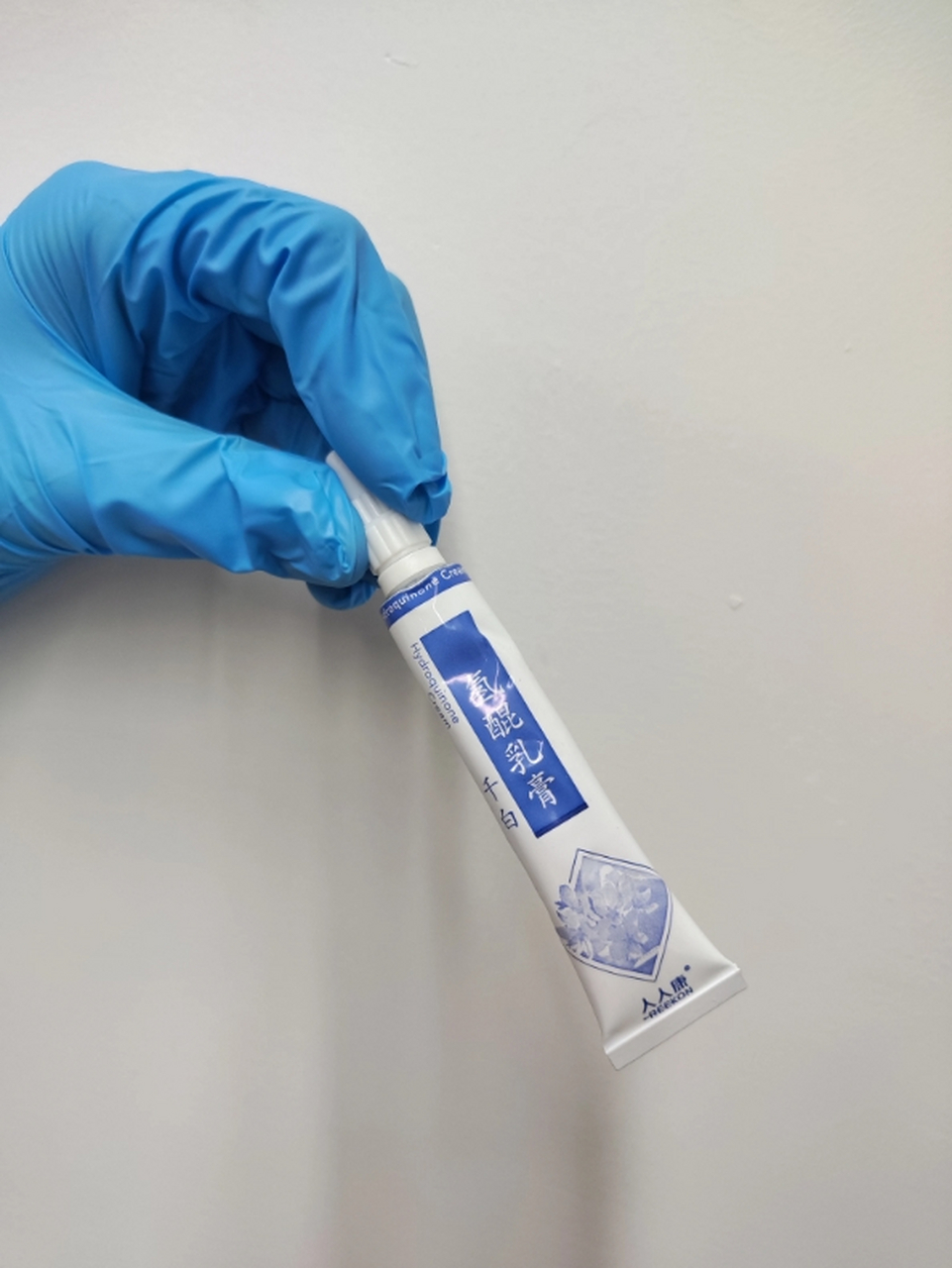 氢醌乳膏 2物,坚持30天,色斑没了  很多人为了祛斑,花了很多冤枉钱不