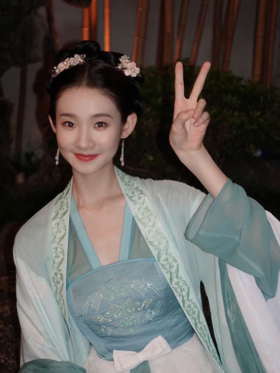 张艺凡这古装造型,多少差点意思.