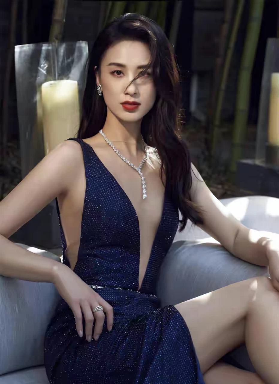 性感迷人的黄圣依,皮肤白皙,容貌姣好,美丽如花,身材修长,惊艳迷人!