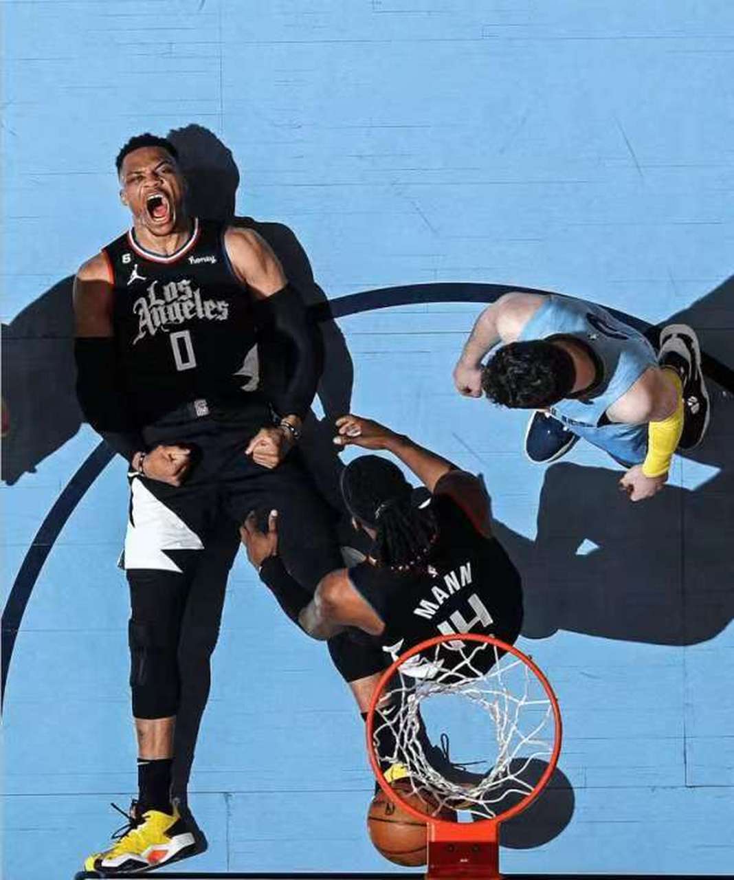 昨天威少倒地怒吼的战片刷爆网络,被评为有可能竞争年度nba壁纸的战片