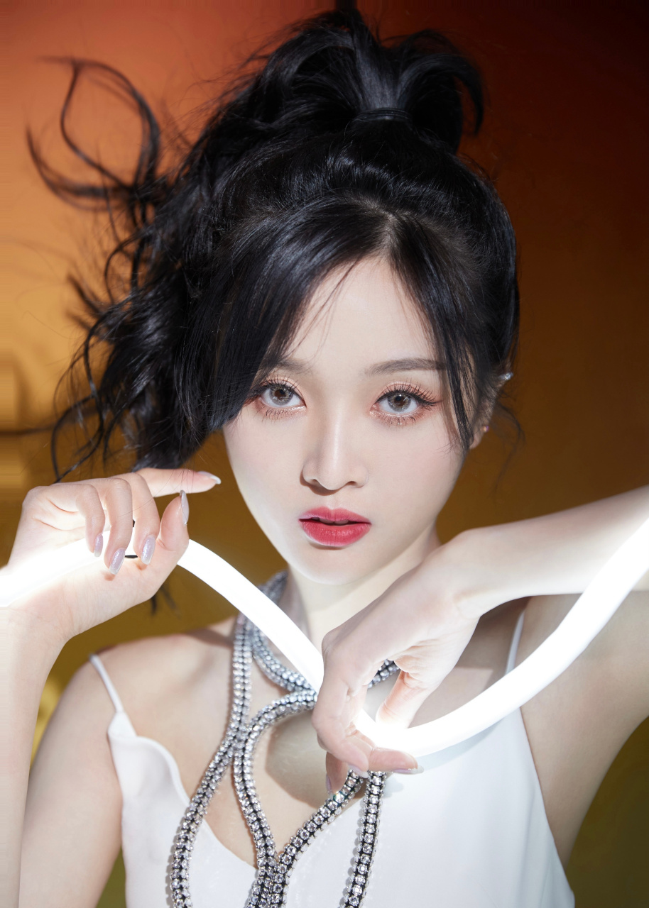 吴宣仪《爆裂舞台》造型,绝美一字带高跟#吴宣仪