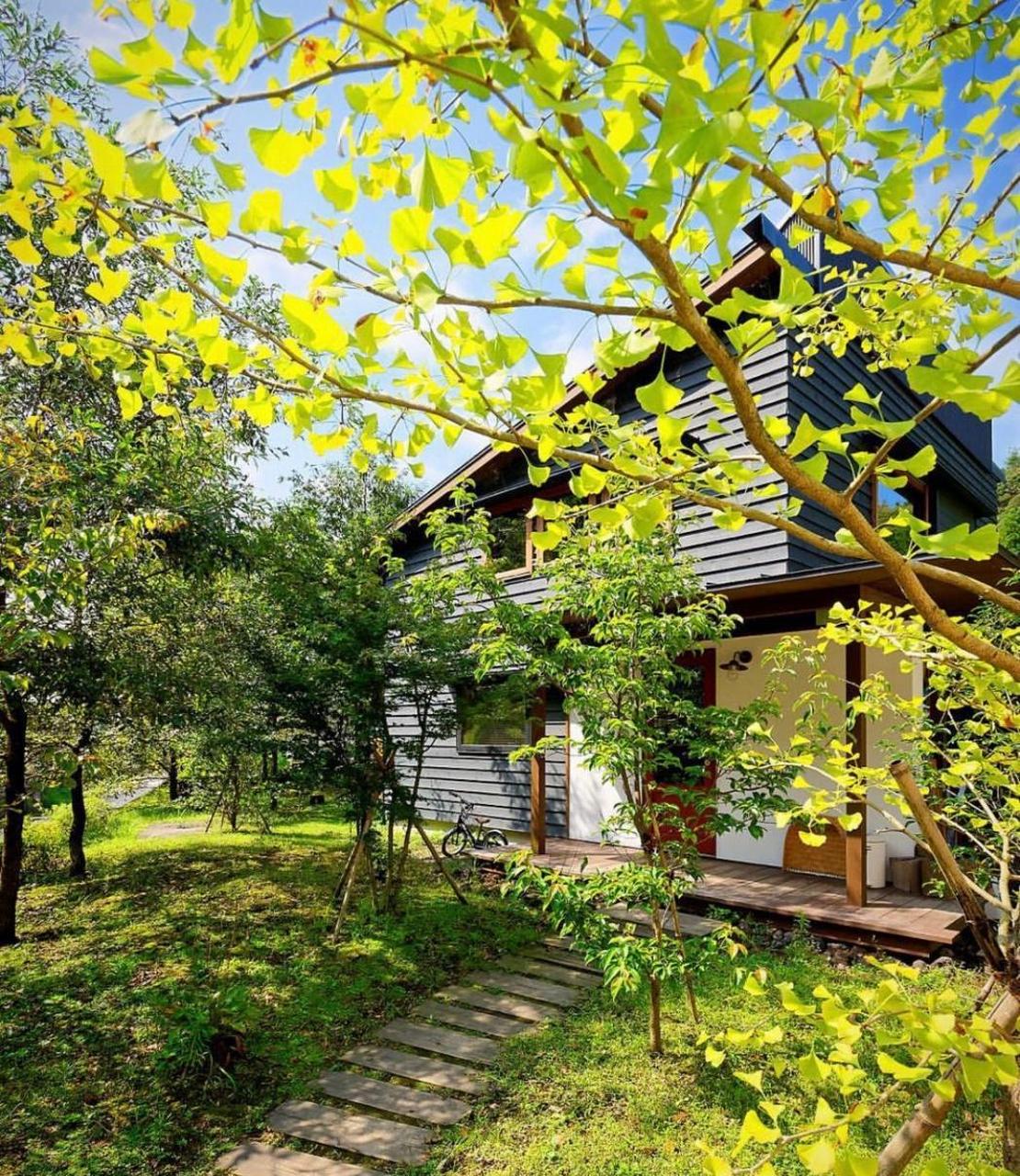 日本乡下住宅,门前庭院,绿树成荫,一家五口过着清净