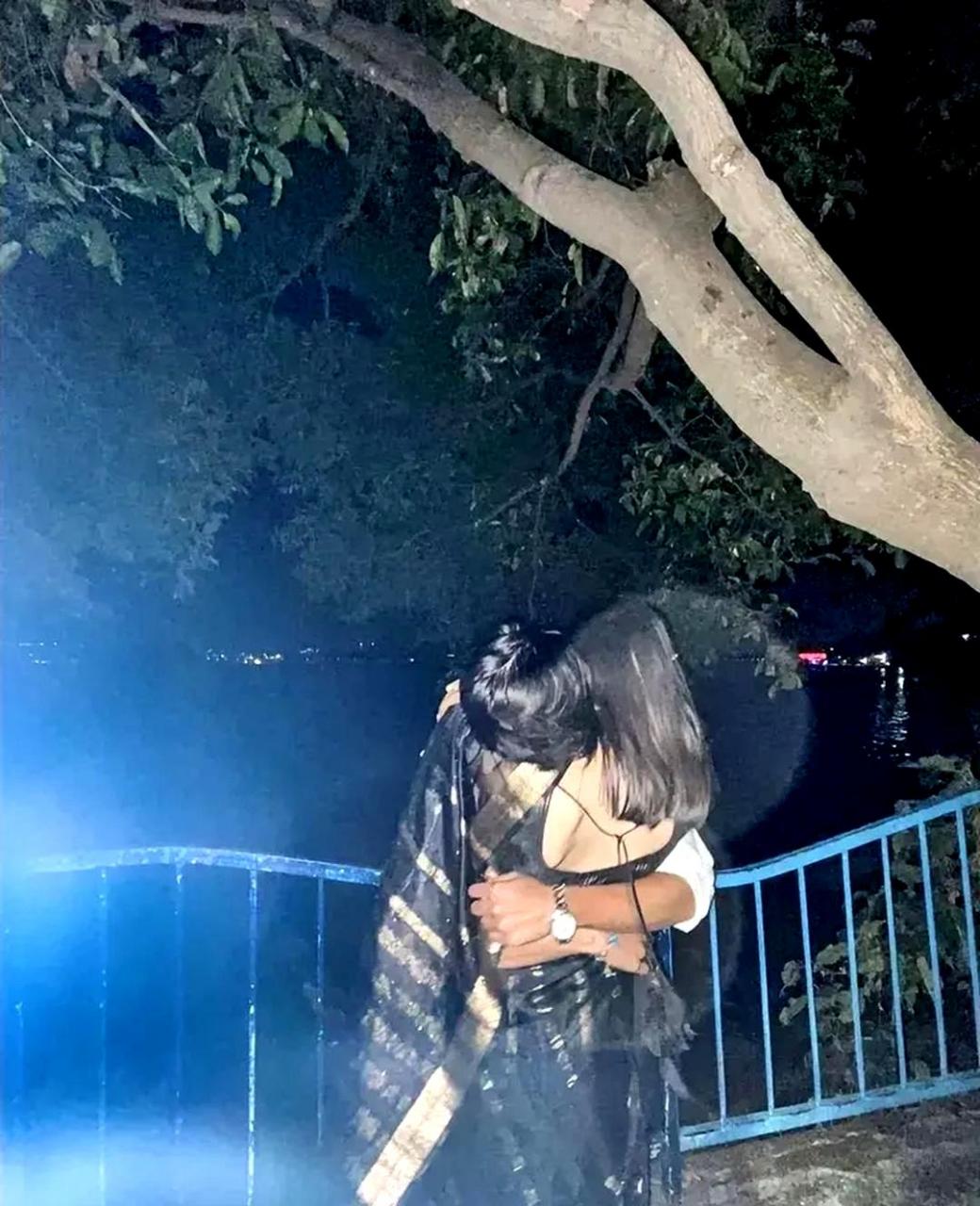 晚上在公园散步时,和爱人分享了一顿浪漫的晚餐.