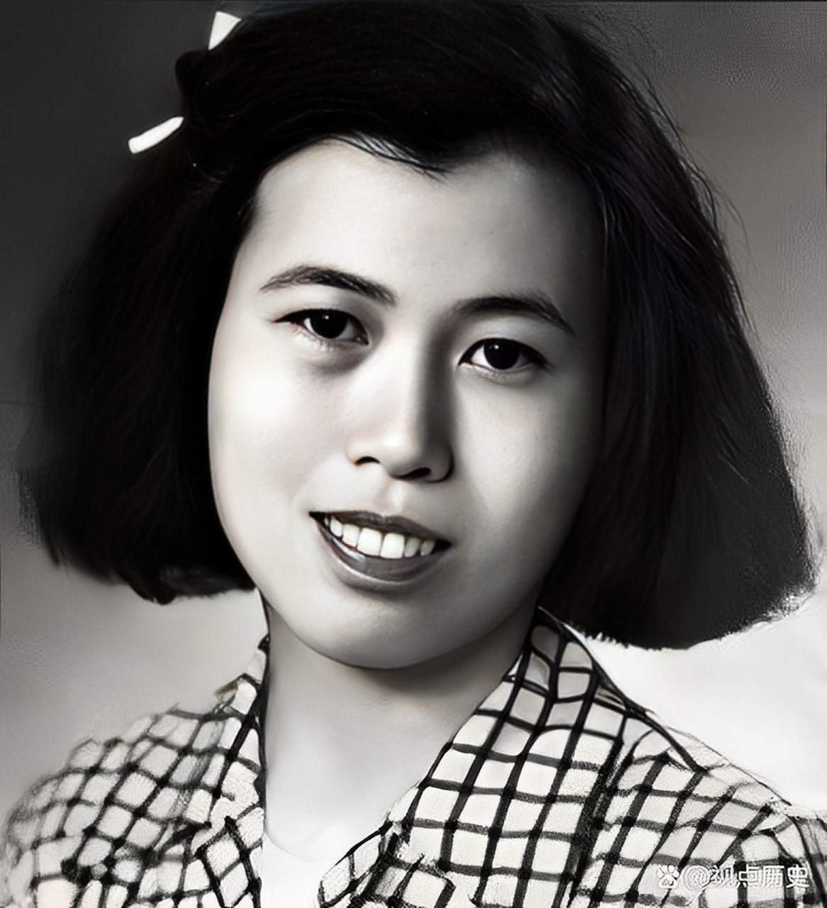 在那个没有美女的年代,她就像清水中的芙蓉一样美丽.