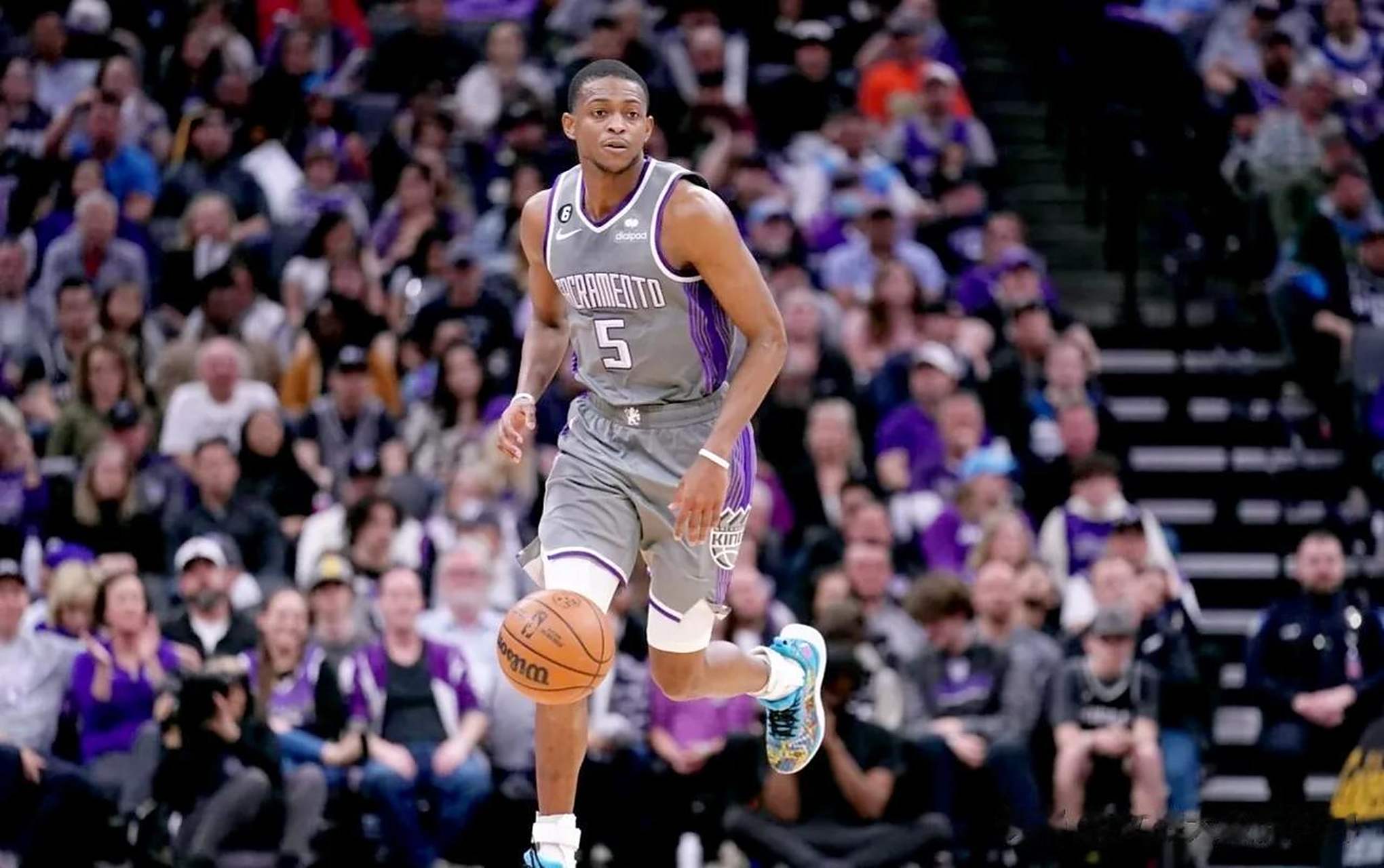 北京时间4月25日nba国王队后卫福克斯遭遇左手指食指骨折,是否能够