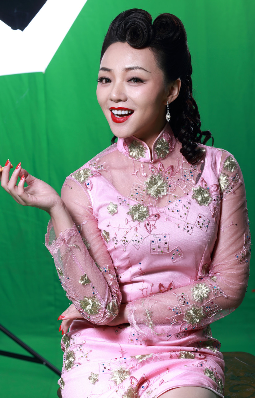 陶慧这一套旗袍定妆照可把我馋坏了(烟被p掉了),不愧是被誉为"镜头前