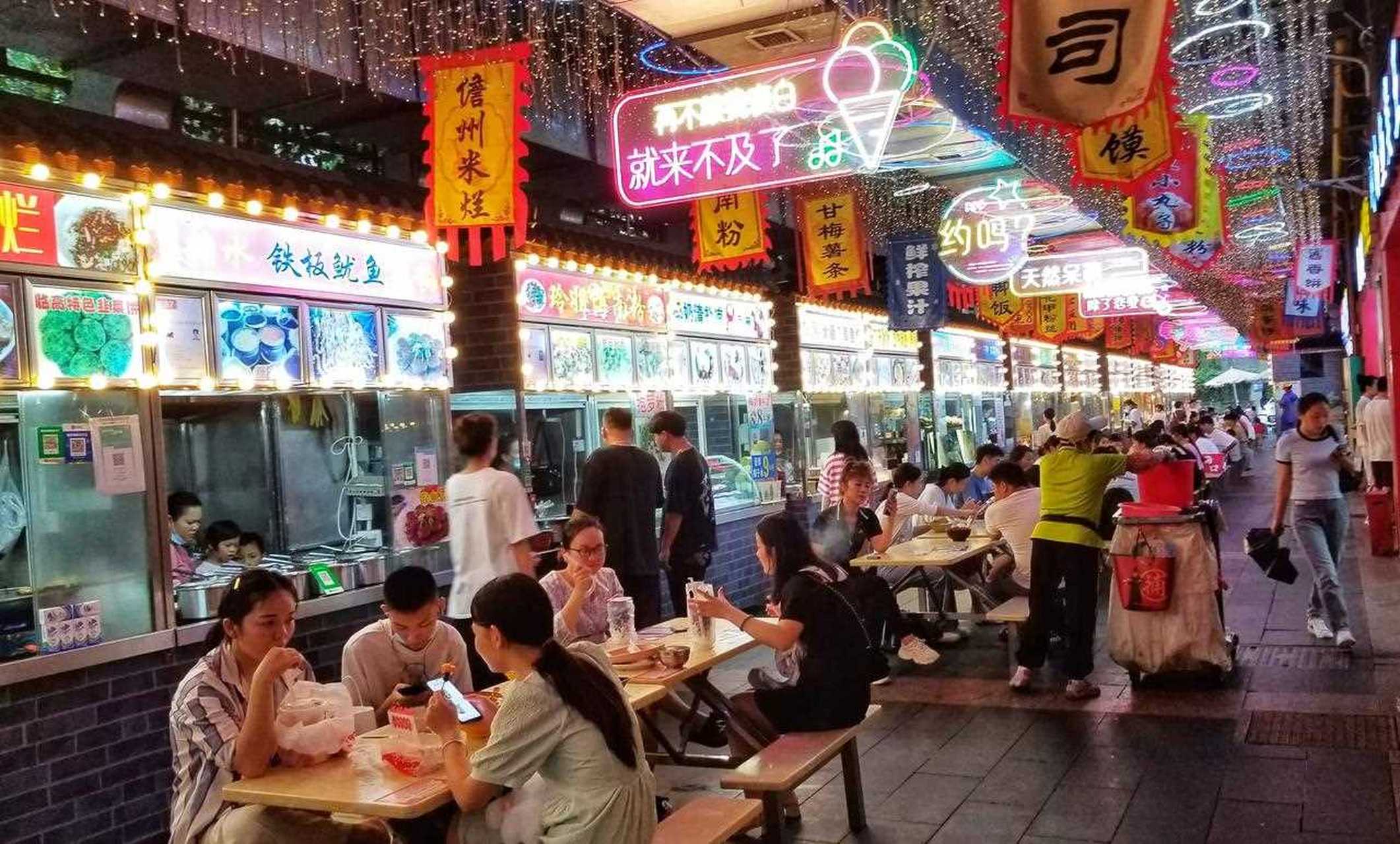 【距离泰龙城不远的金棕榈风情小吃街人气真旺!