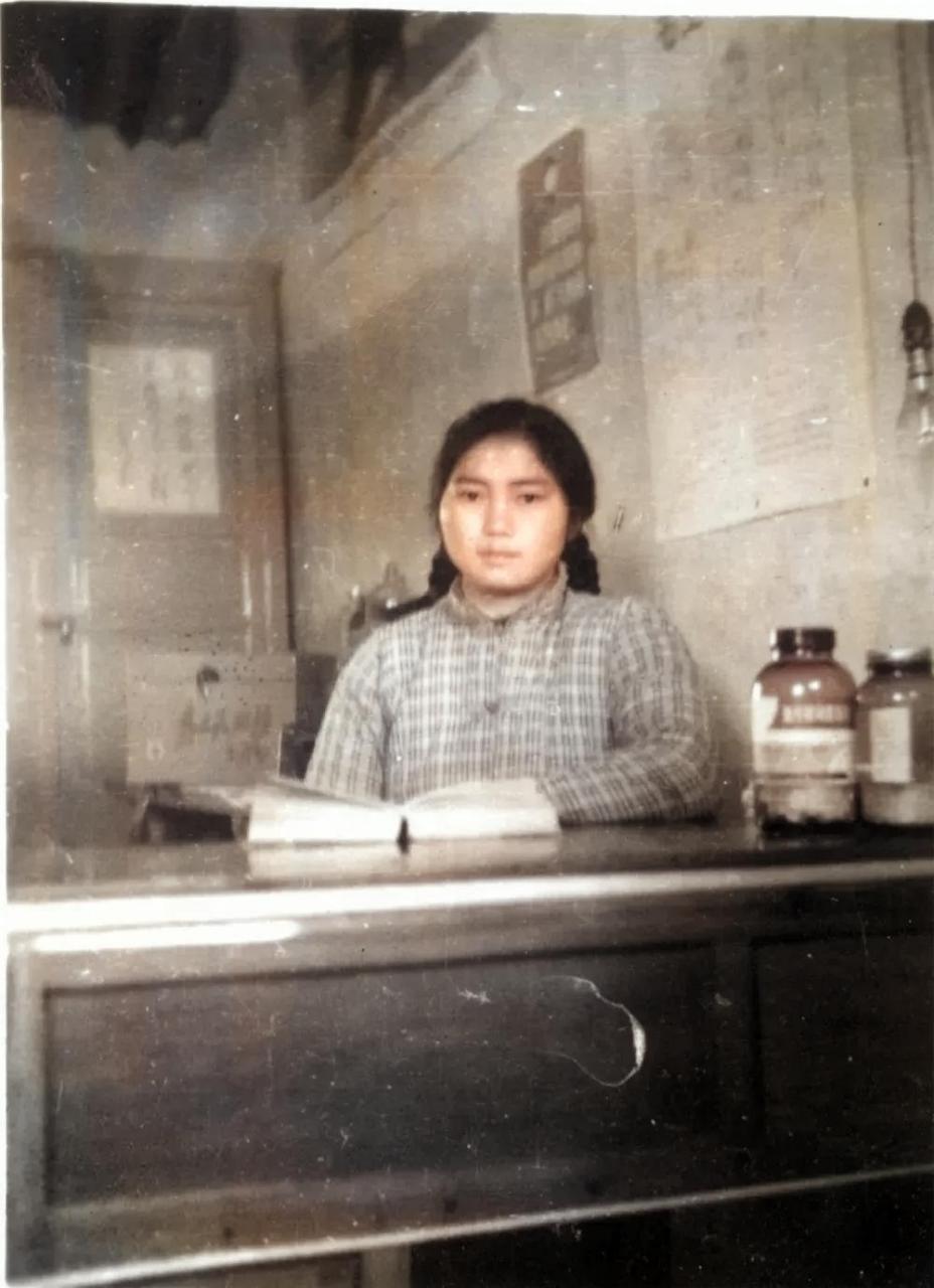 1970年夏天,一位叫李兰娟年轻人赤着脚来到浙江医科大学,并在大门前留